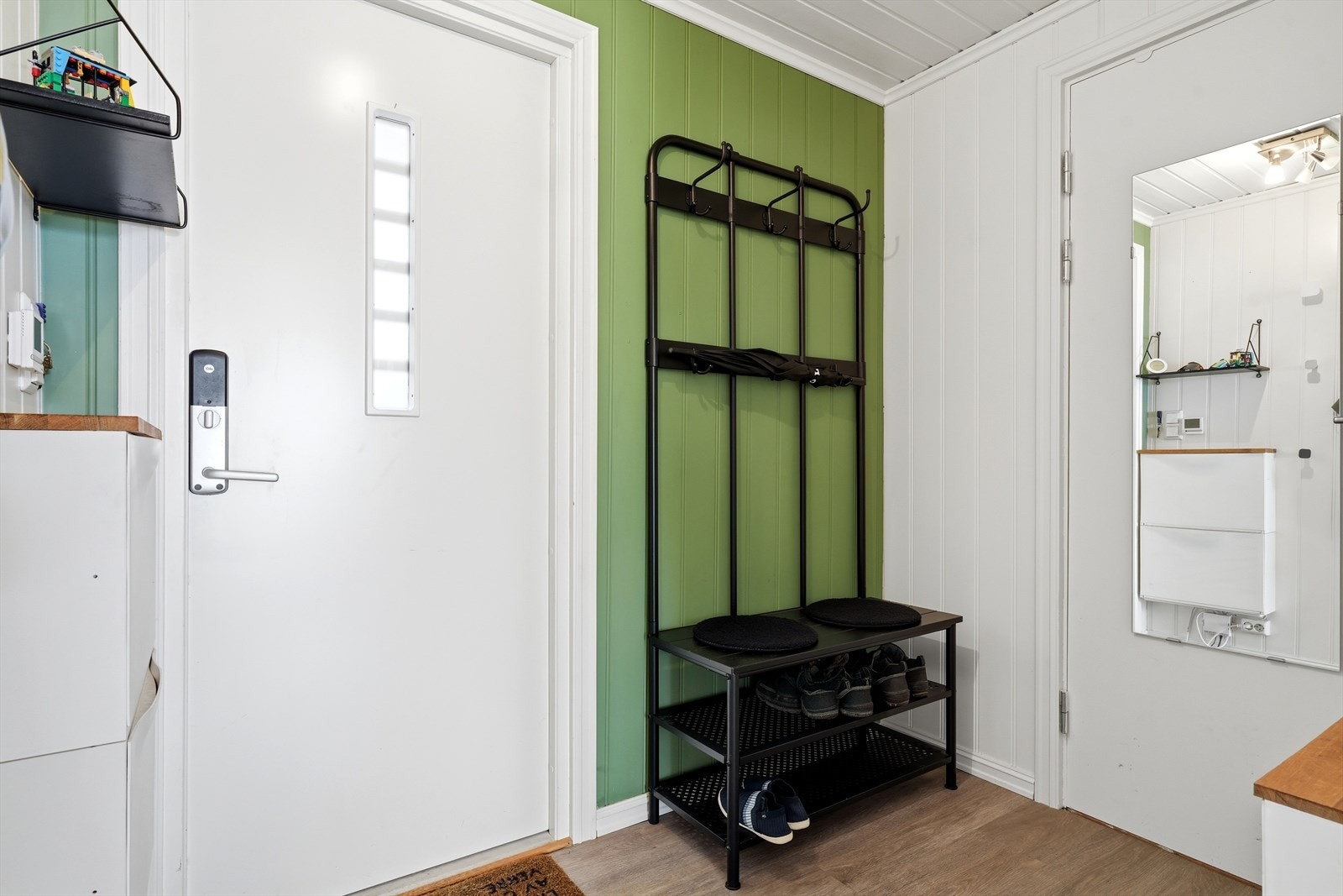 Fra entréen er det tilgang til et praktisk vaskerom og et separat toalettrom. Galleribilde