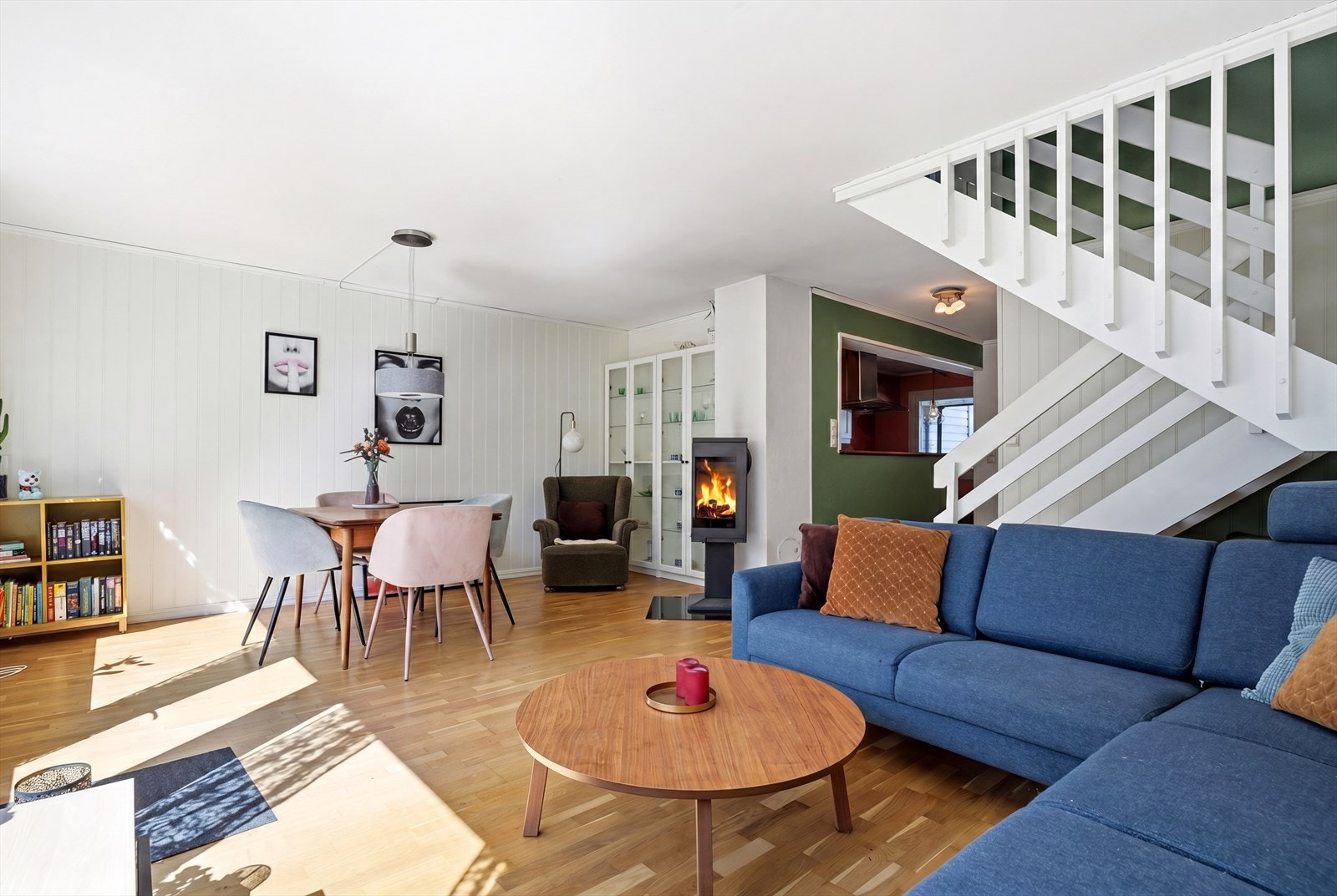 Stuen er romslig med plass til både sofagruppe og spisebord, og har en delvis åpen forbindelse til kjøkkenet. Galleribilde