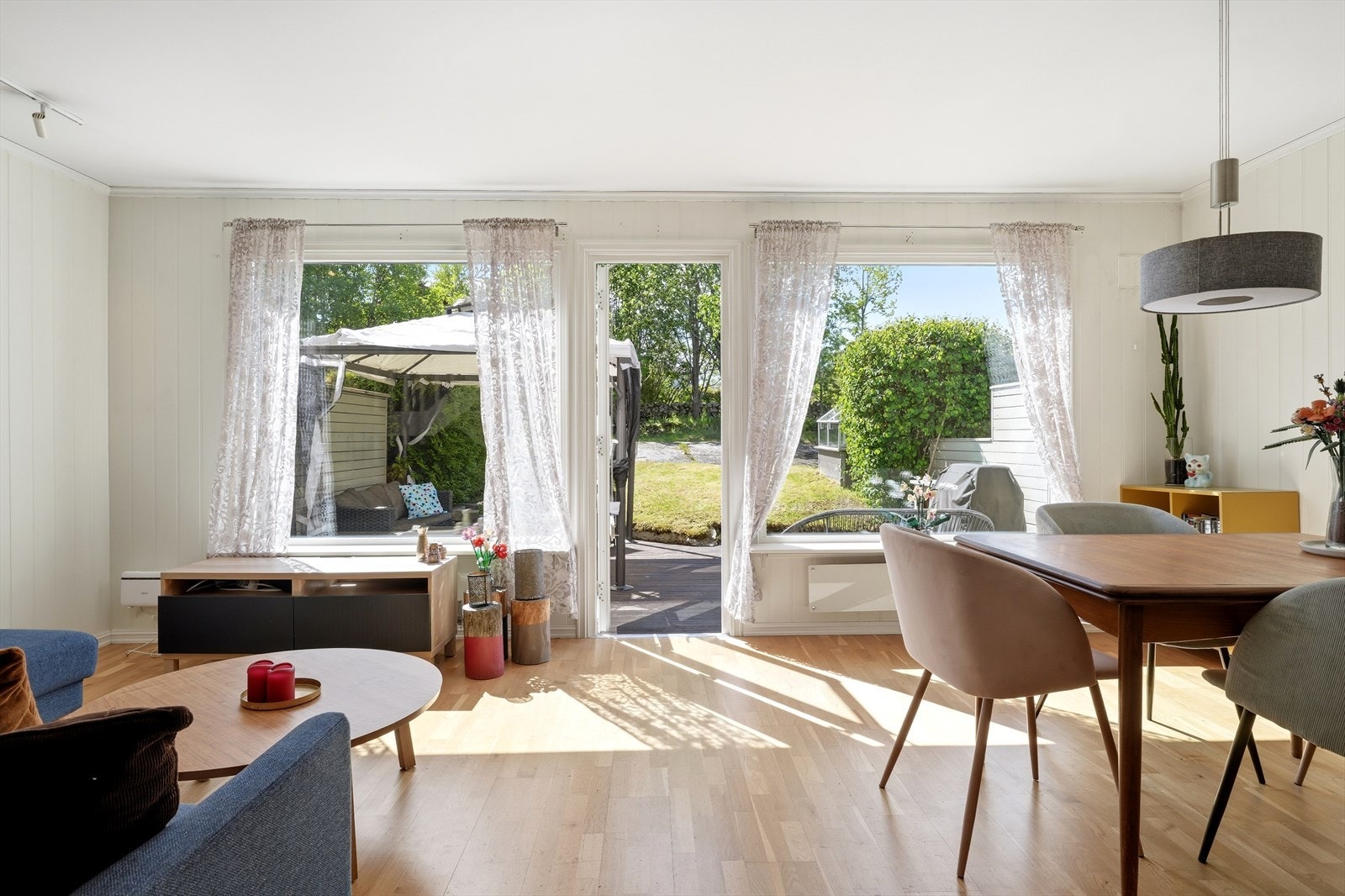 De store vindusflatene gir godt med dagslys. Galleribilde