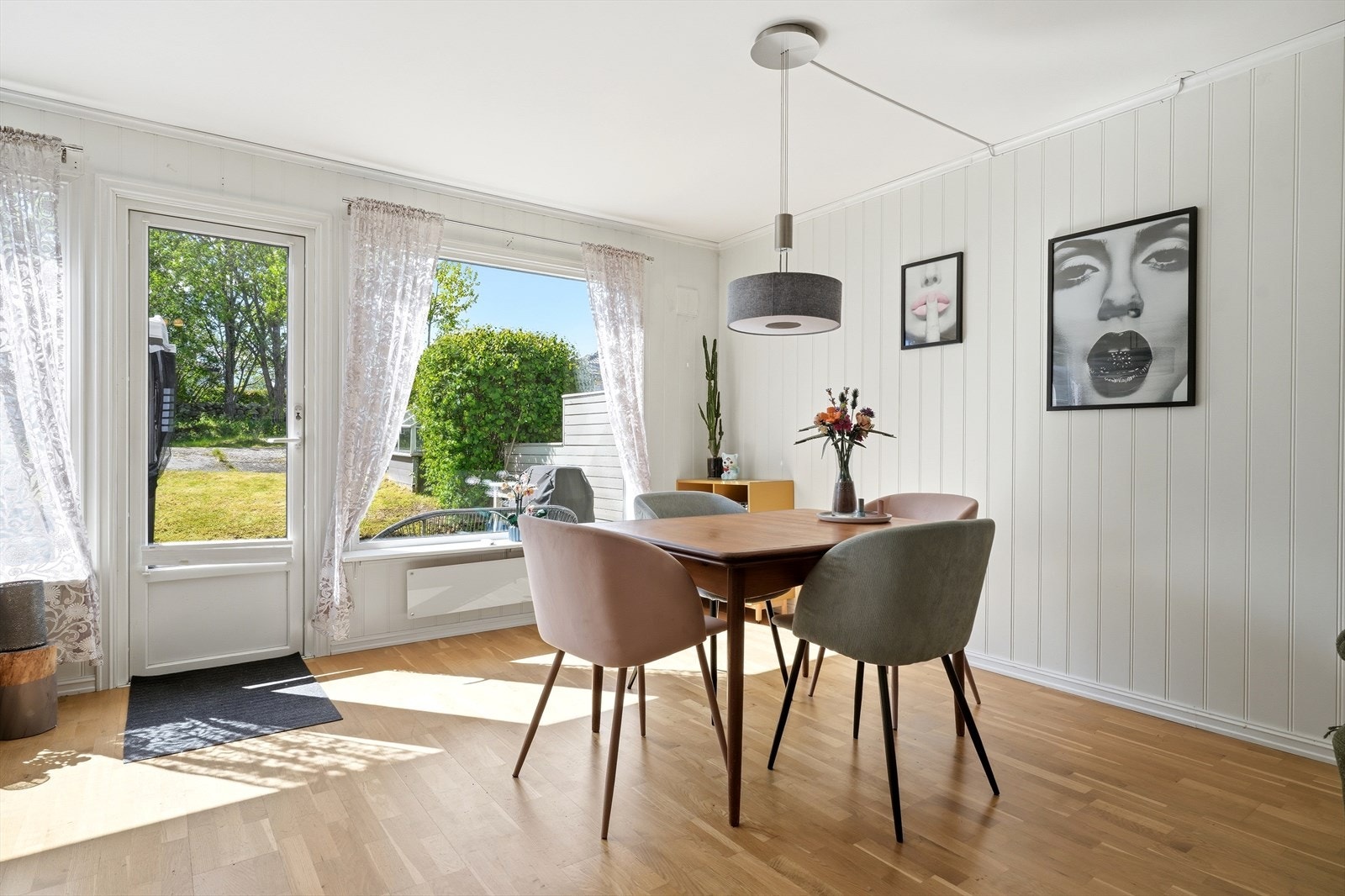 Spisestuen er en naturlig del av den åpne løsningen i første etasje. Galleribilde