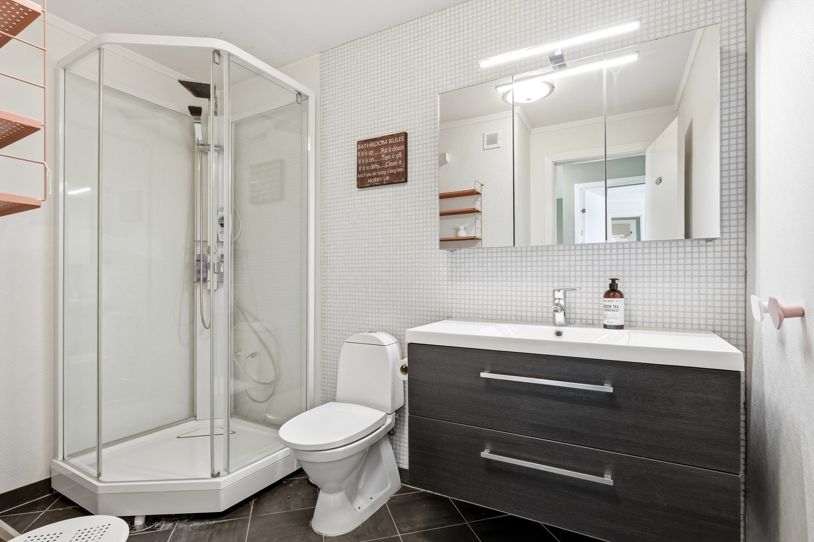 Badet i andre etasje har elektriske varmekabler i gulvet, dusjkabinett og servantinnredning. Galleribilde