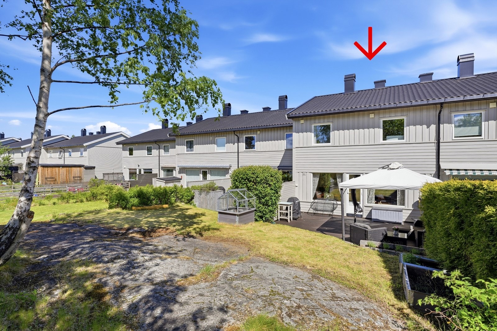 Uteområdet bak huset består av en stor treplatting og en hagedel. Galleribilde