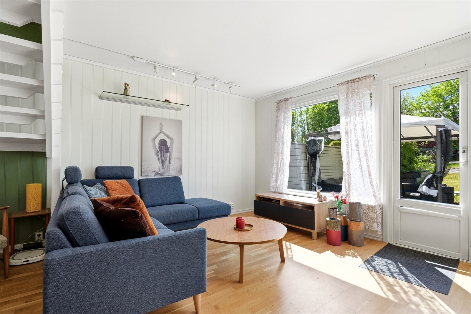 Fra stuen er det direkte utgang til en stor terrasse og hage. Galleribilde