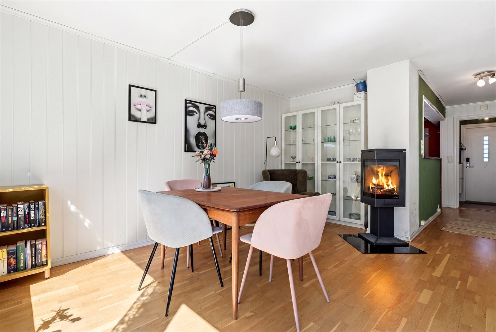 En moderne vedovn sørger for både varme og atmosfære på kalde dager. Galleribilde