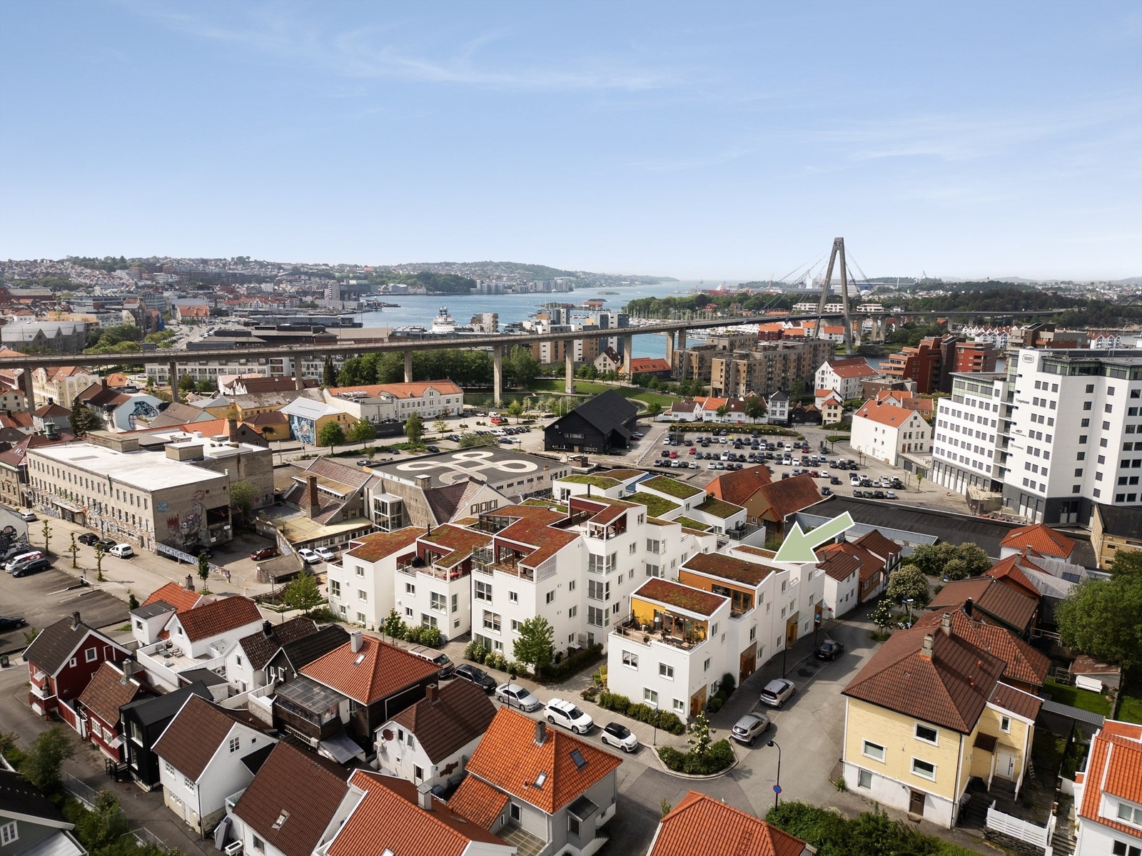 Lekkert og stilrent rekkehus fra 2020 i urbane omgivelser i enden av Pedersgata. Takterrasse, garasje,2 bad,3 sov,2 stuer. Galleribilde