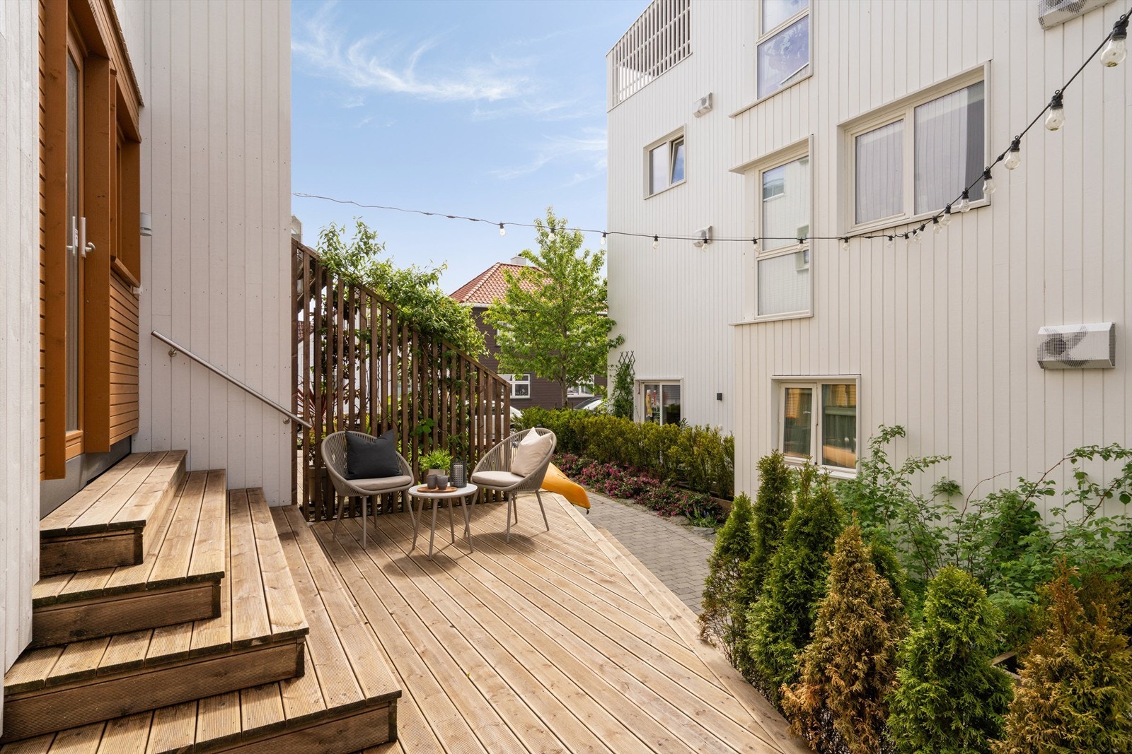 Stor og fin uteplass ut fra soverom. Galleribilde