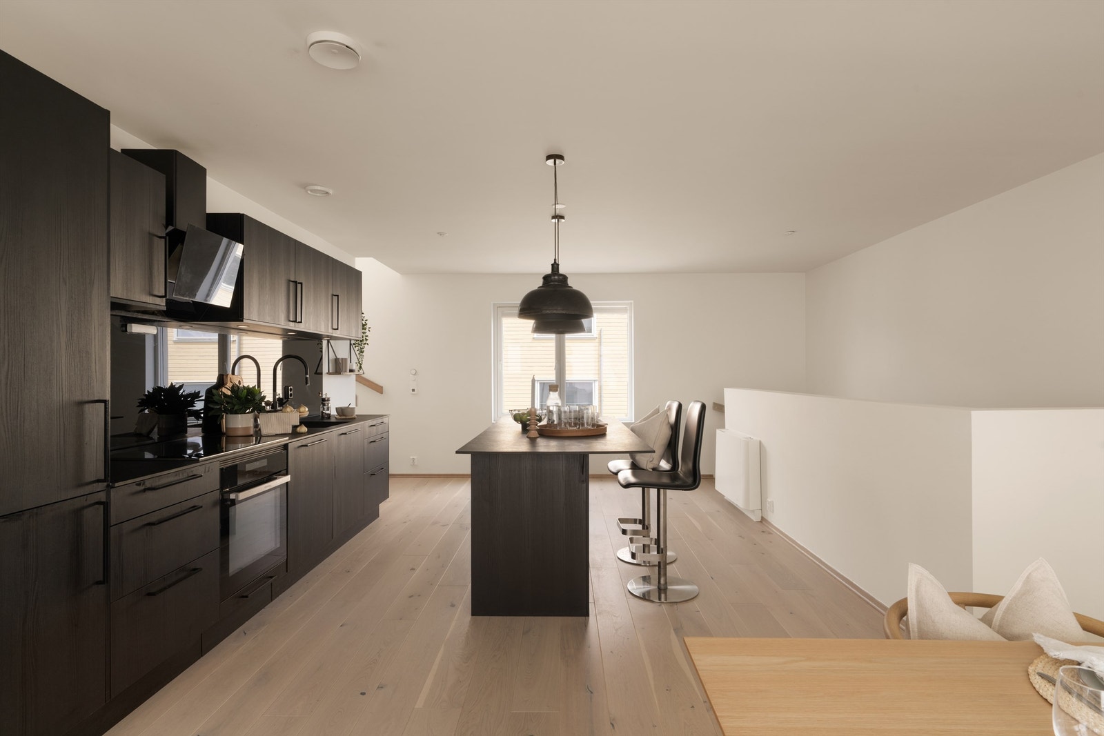 Det er god plass til å ha stort spisebord ved kjøkken og i tillegg sittegruppe.
Dette er et fint allrom som nok vil bli hyppig brukt. Galleribilde