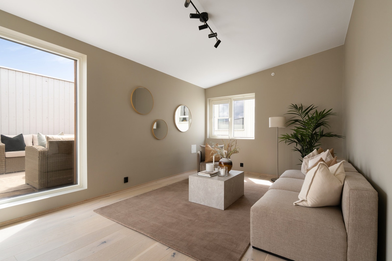 Moderne lyse flater, flott 1-stavs parkett på gulv og helflisede bad. Galleribilde