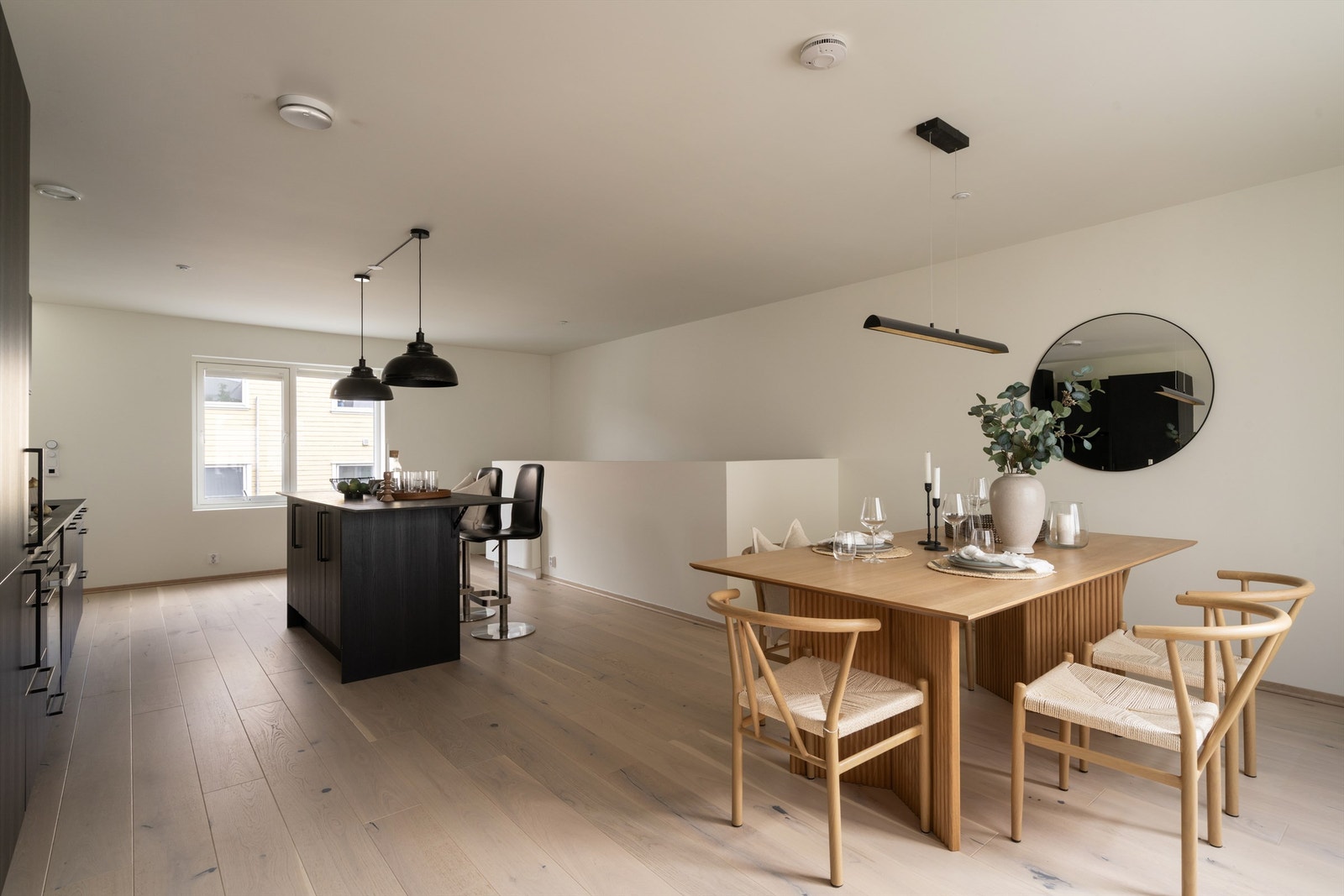 Opp den flotte trappen kommer man til hovedetasjen, hvor det er sosial og åpen spisestue og kjøkkenløsning, bod og bad II. Galleribilde