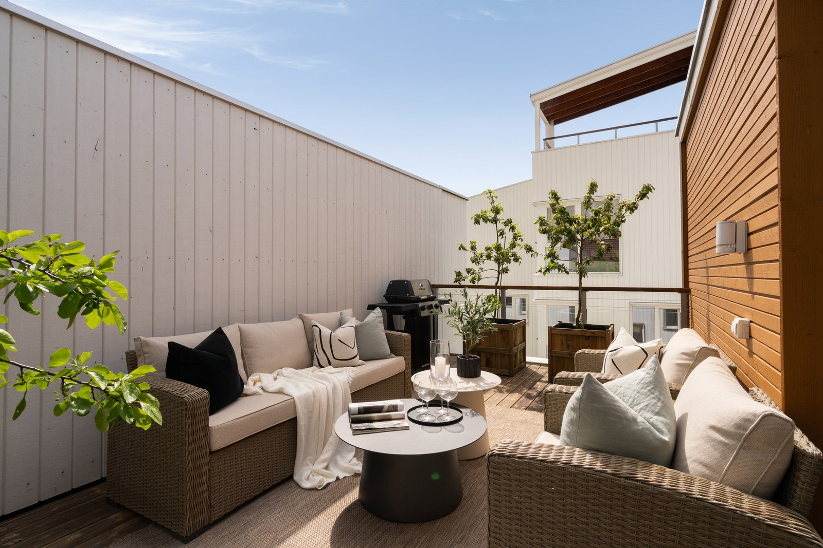 Solrik og fin takterrasse med rikelig plass til hagemøbler. Galleribilde