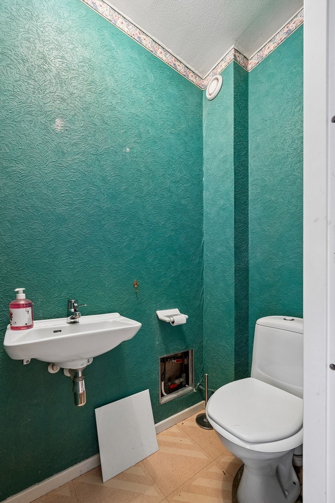 Praktisk, separat toalettrom med toalett og servant. Galleribilde