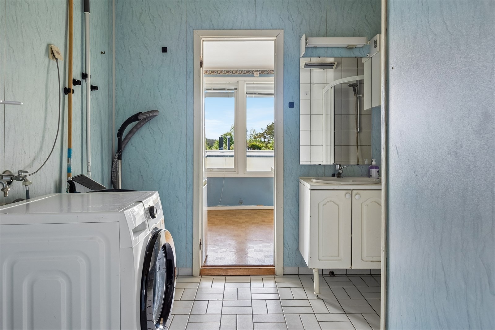 Badet er av eldre dato med fliser på gulv og respatexplater på deler av veggene. Galleribilde