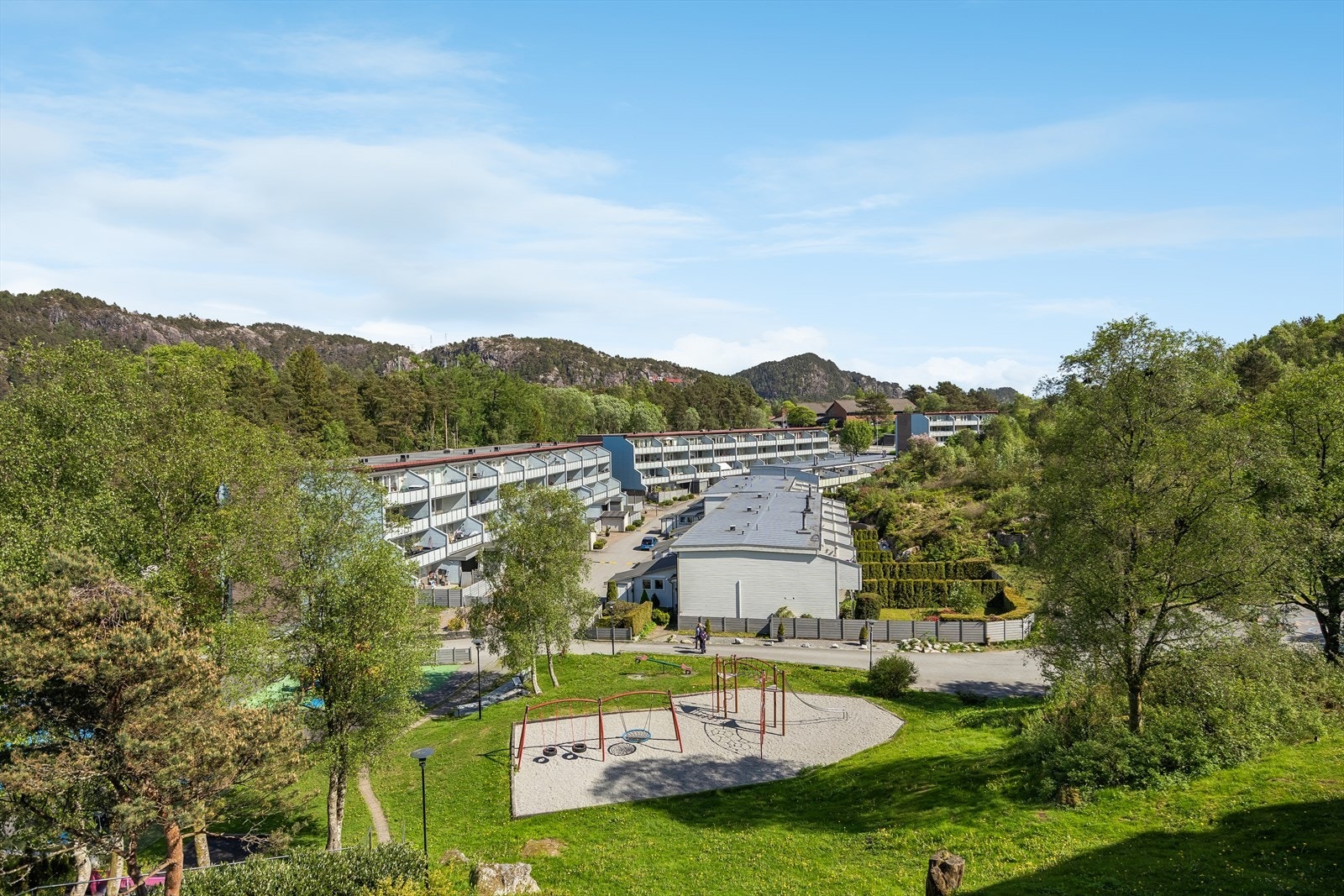 Fra leiligheten er det utsikt over rolige og grønne fellesområder med blant annet lekeplass. Det er kort vei til turmuligheter. Galleribilde