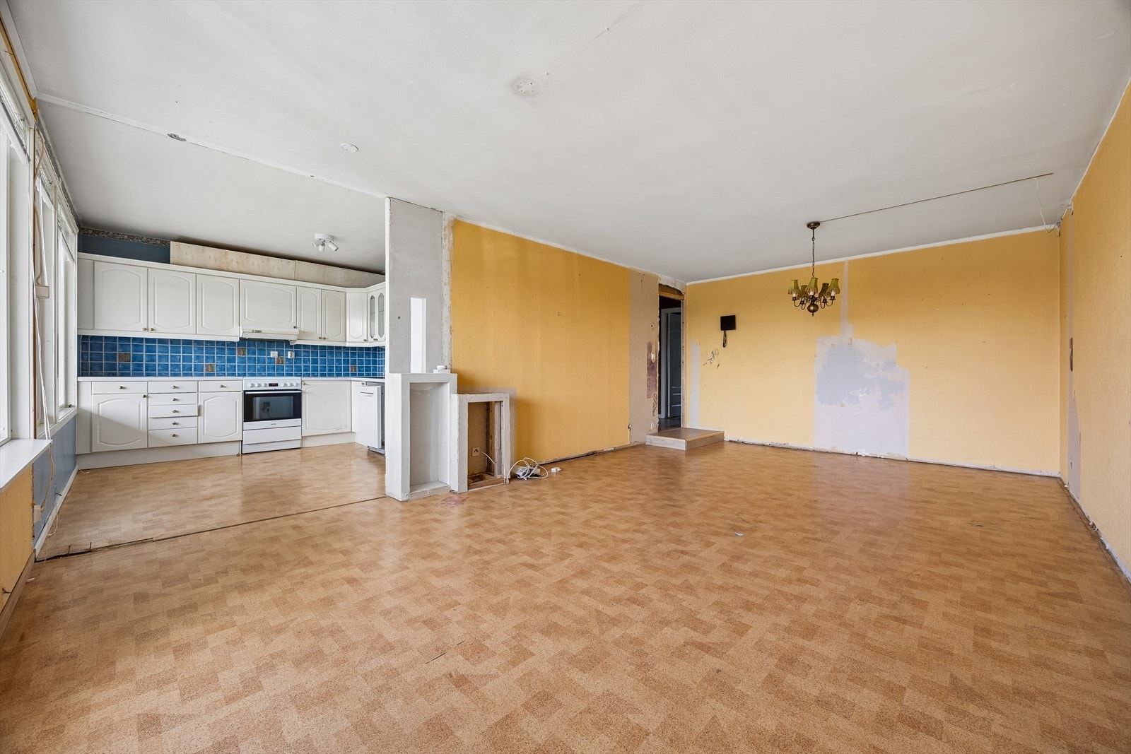 Stuen har rikelig plass til en fullverdig sofagruppe og spisebord for hele familien. Galleribilde