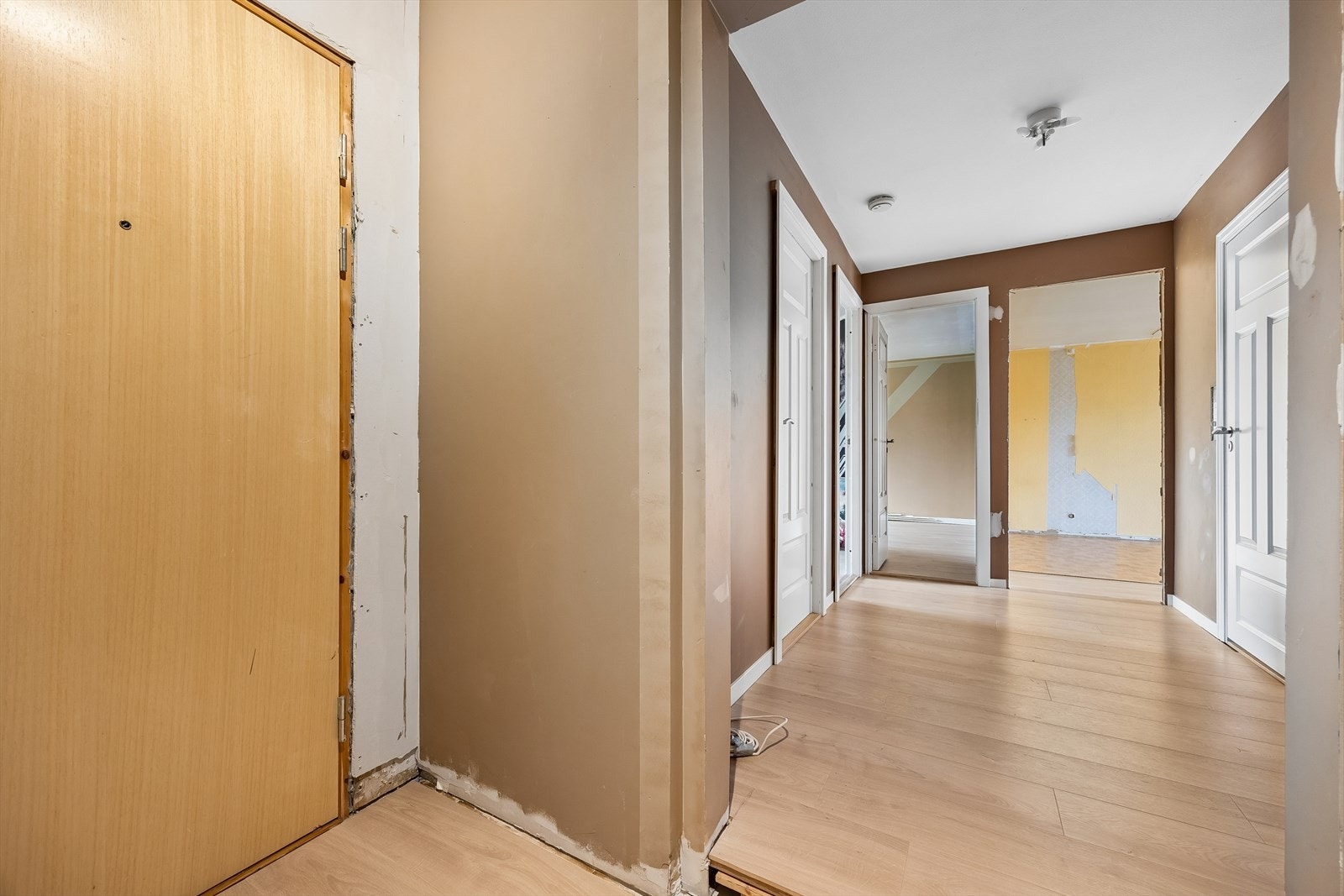 Fra gangen er det adkomst til leilighetens tre soverom, bad og toalettrom. Nyere laminatgulv er lagt i gangen, og vegger er oppgradert med gipsplater. Galleribilde