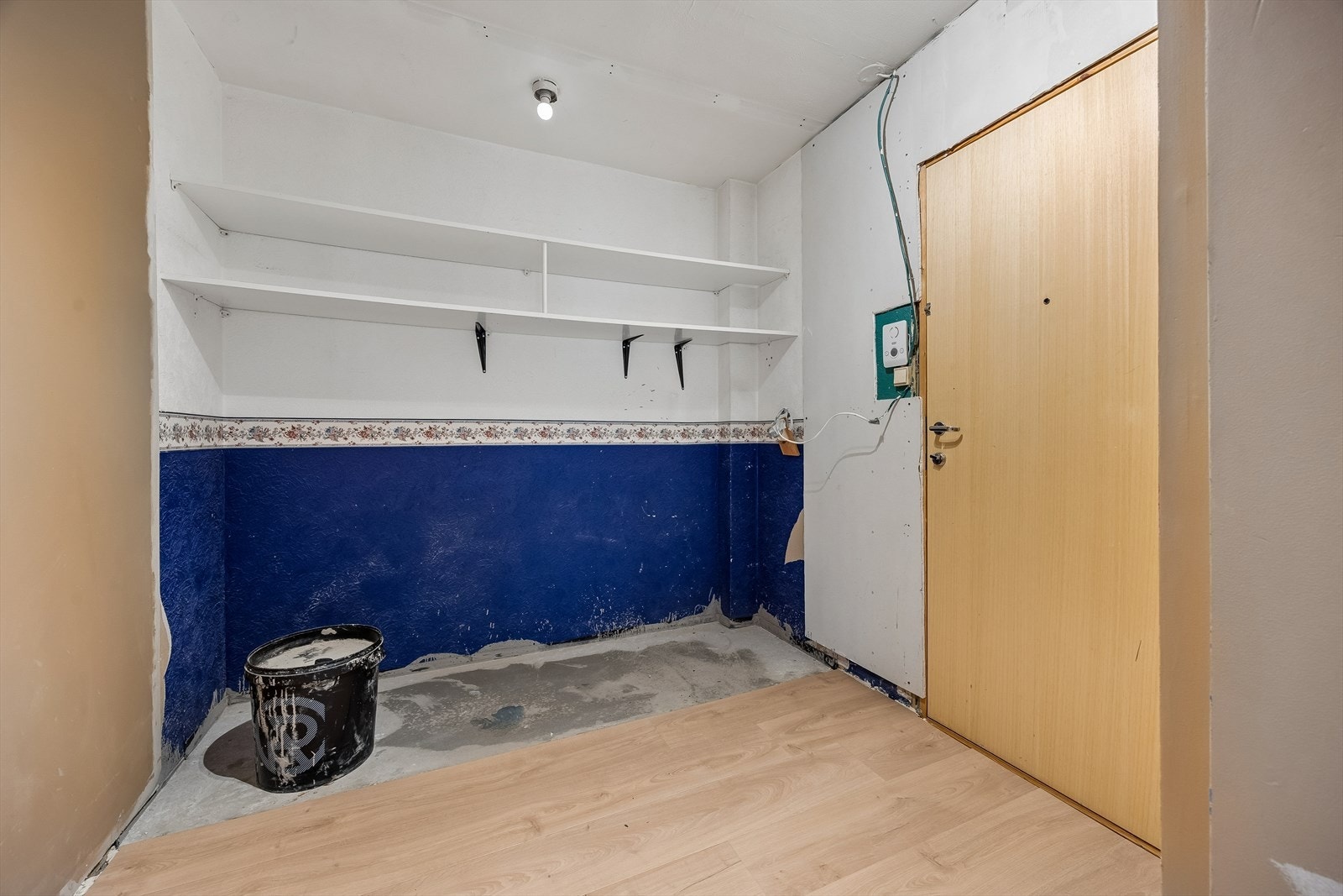 Romslig entre med god plass til garderobeskap og oppbevaring. Galleribilde