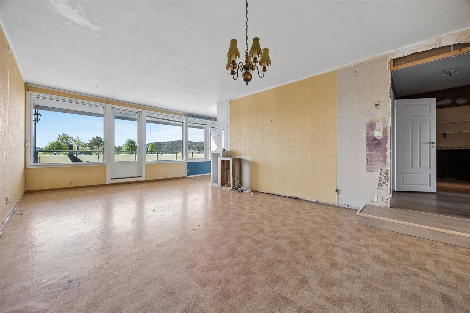Leiligheten har en åpen stue- og kjøkkenløsning og utgang til en av boligens to balkonger. Galleribilde