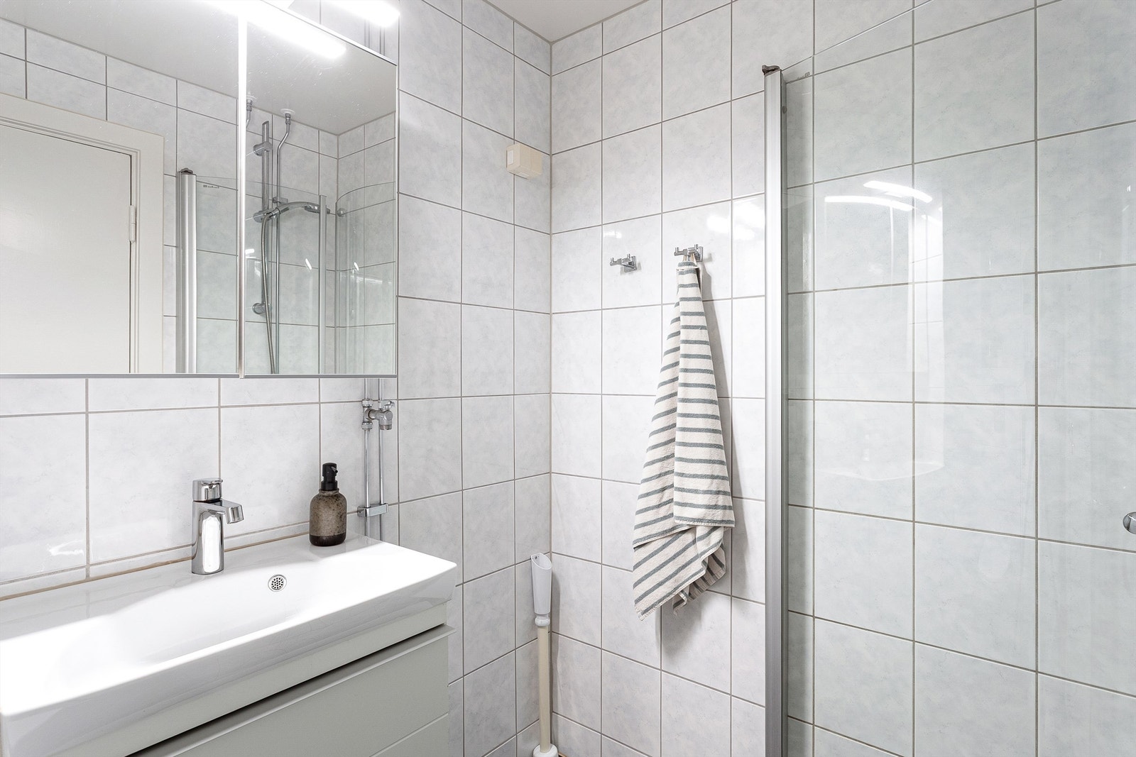 Badet ble oppgradert i regi av borettslaget og fremstår praktisk innredet med god utnyttelse av plassen. Galleribilde