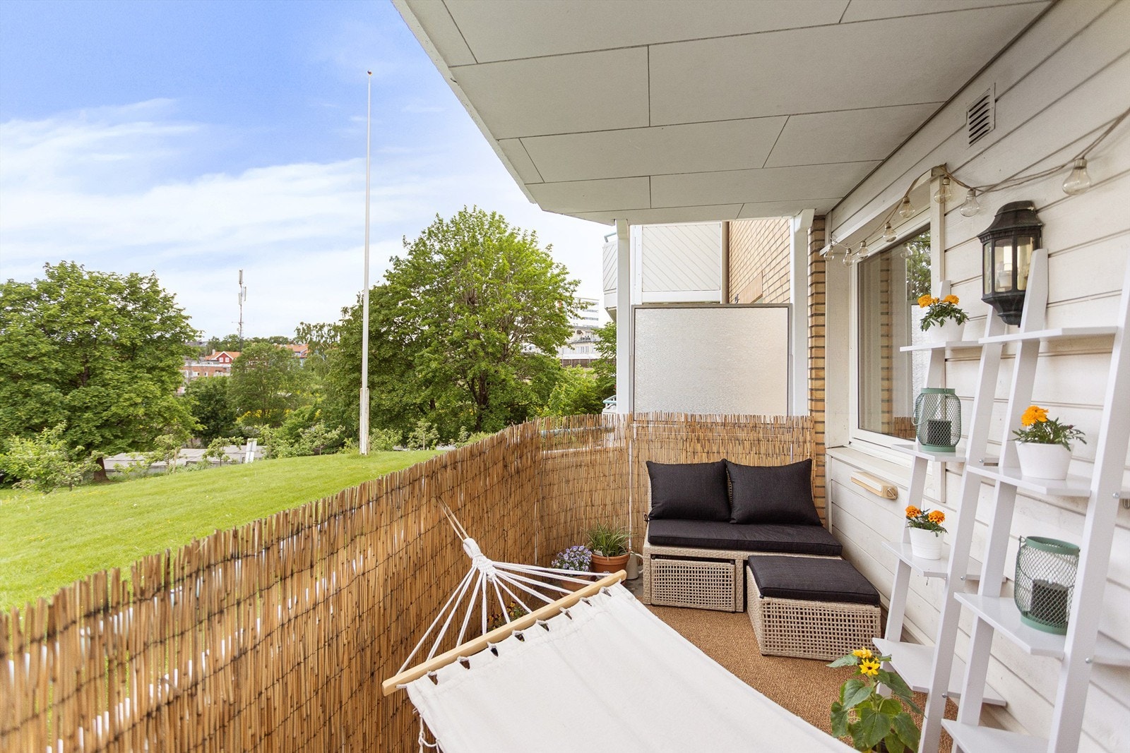 Den vestvendte balkongen har gode solforhold og god plass til både beplantning og avslappende stunder utendørs. Galleribilde