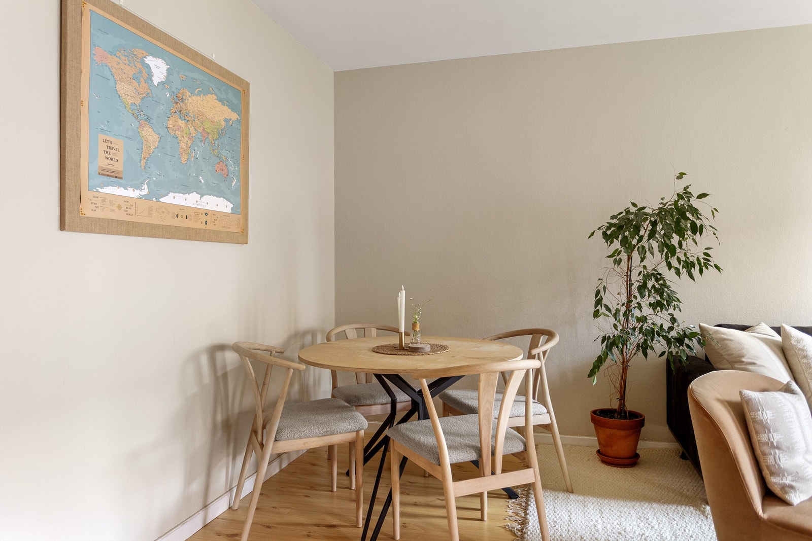 Spiseplassen ligger naturlig tilknyttet stuen og innbyr til hyggelige måltider med familie og venner. Galleribilde