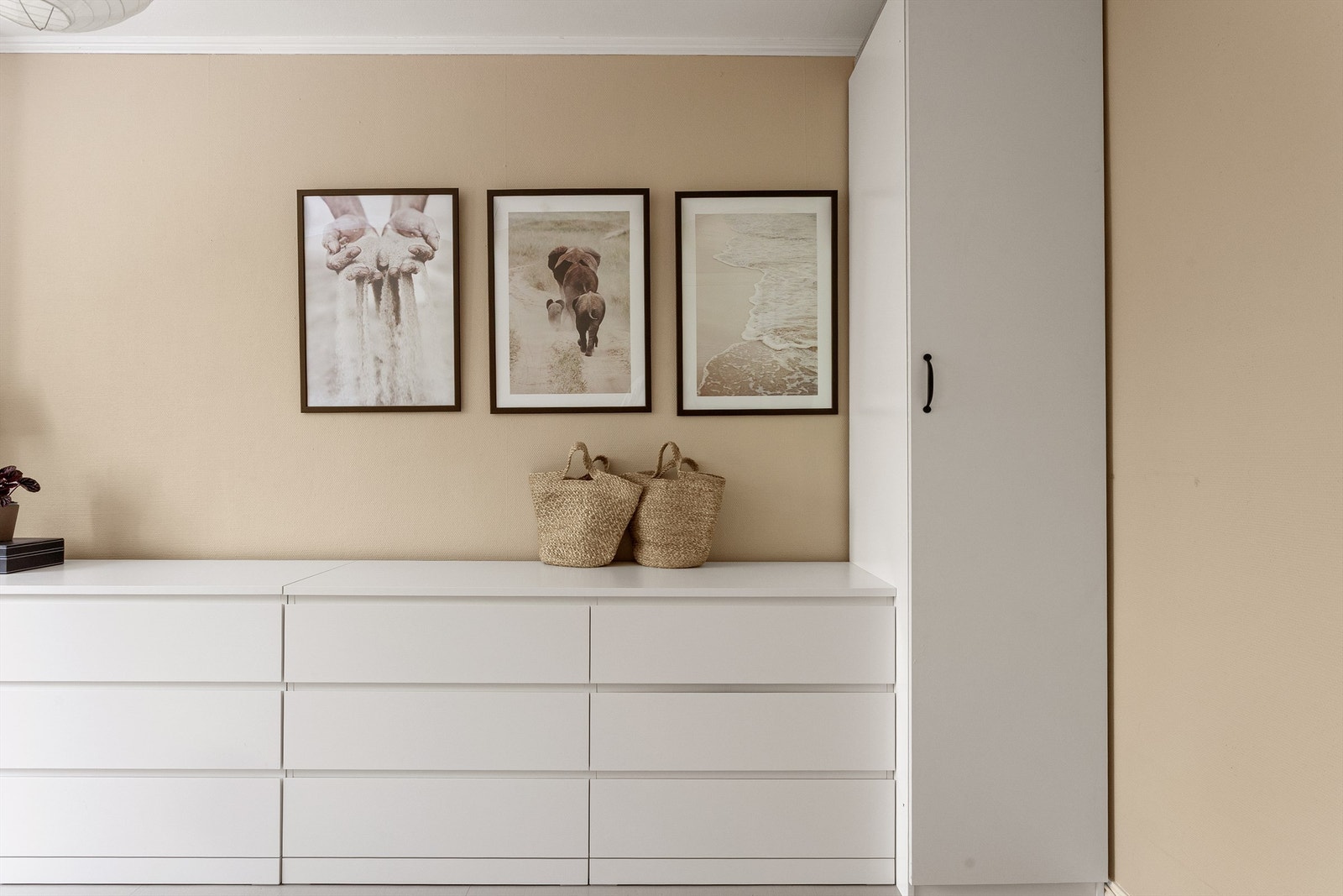 Rommets gode utforming gir flere innredningsmuligheter og plass til oppbevaring. Galleribilde