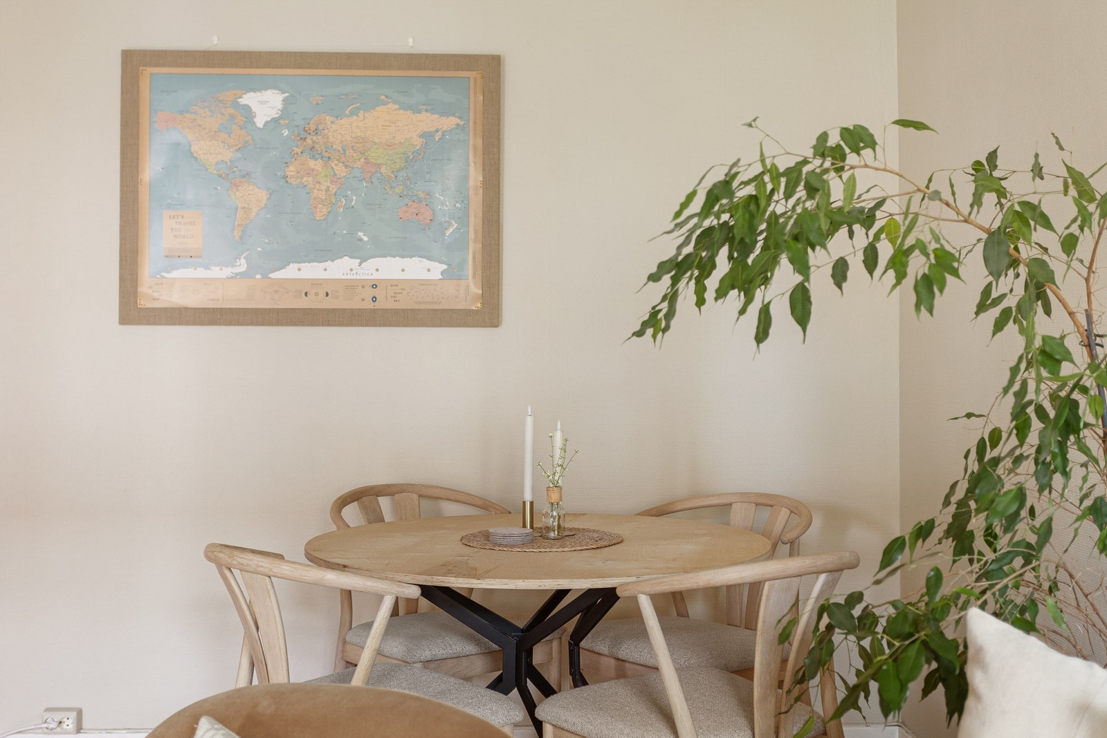 Lyse flater og gode lysforhold skaper en innbydende ramme for personlig innredning. Galleribilde