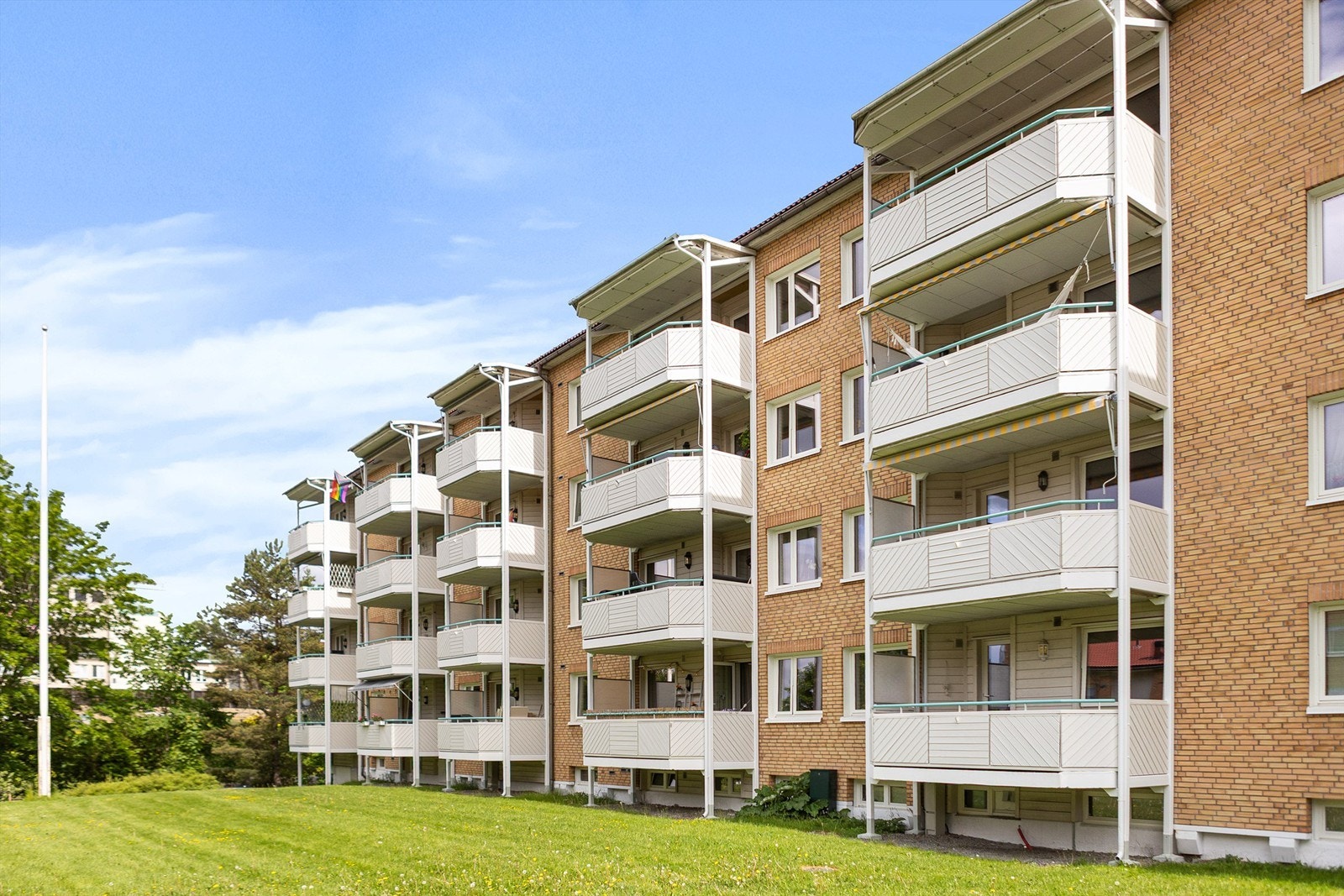 Bygget er fra 1958 med yttervegger av betong- og murkonstruksjoner, kledd med panel og synlig murverk. Galleribilde