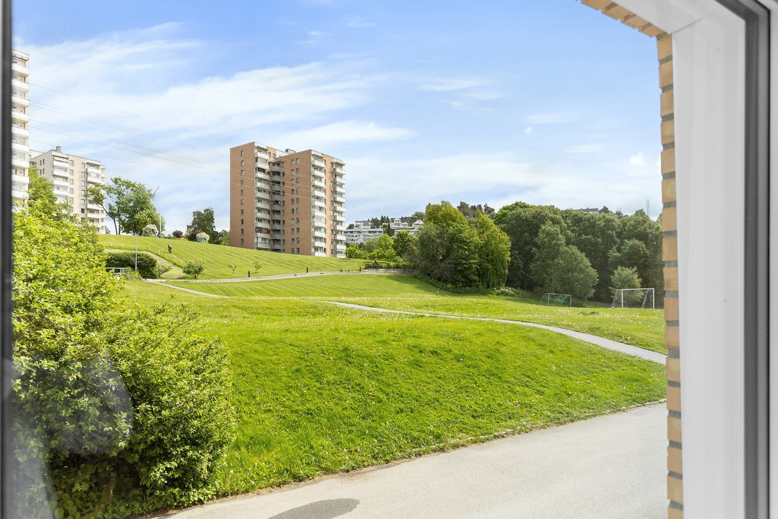 Fra leiligheten er det utsyn mot store, grønne fellesarealer som gir en luftig og åpen følelse. Galleribilde