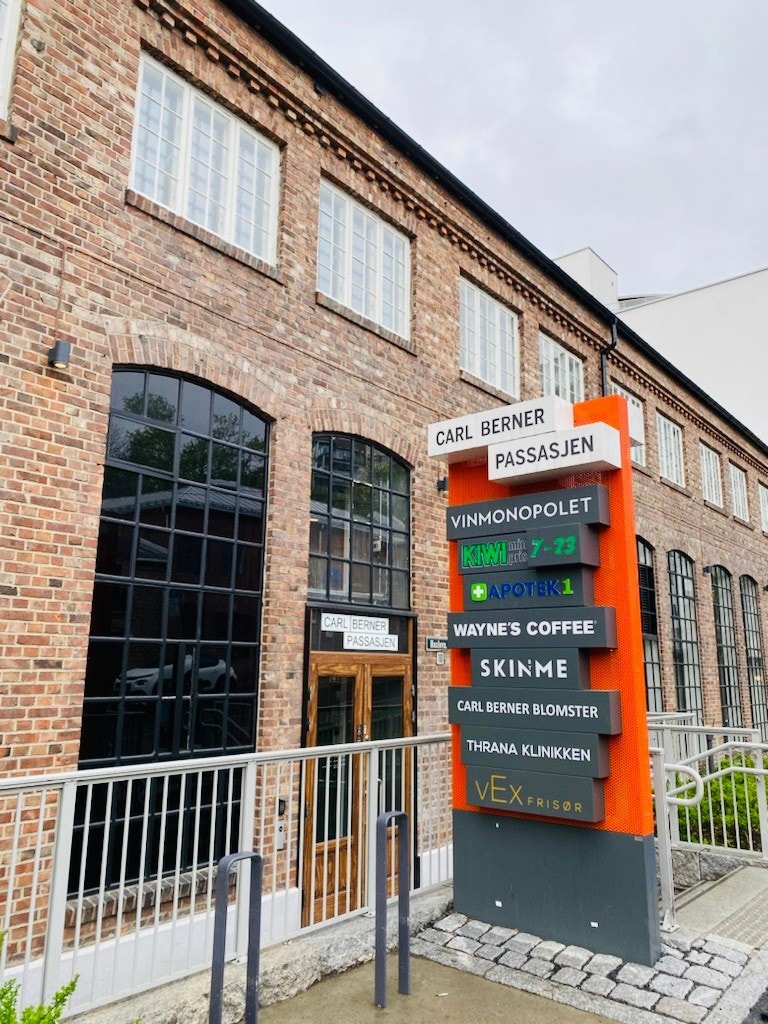 I 2024 åpnet Carls, nesten 3000 m² med kafé og bar, restaurant, uteservering, vinbar og to store arrangementsrom. Galleribilde