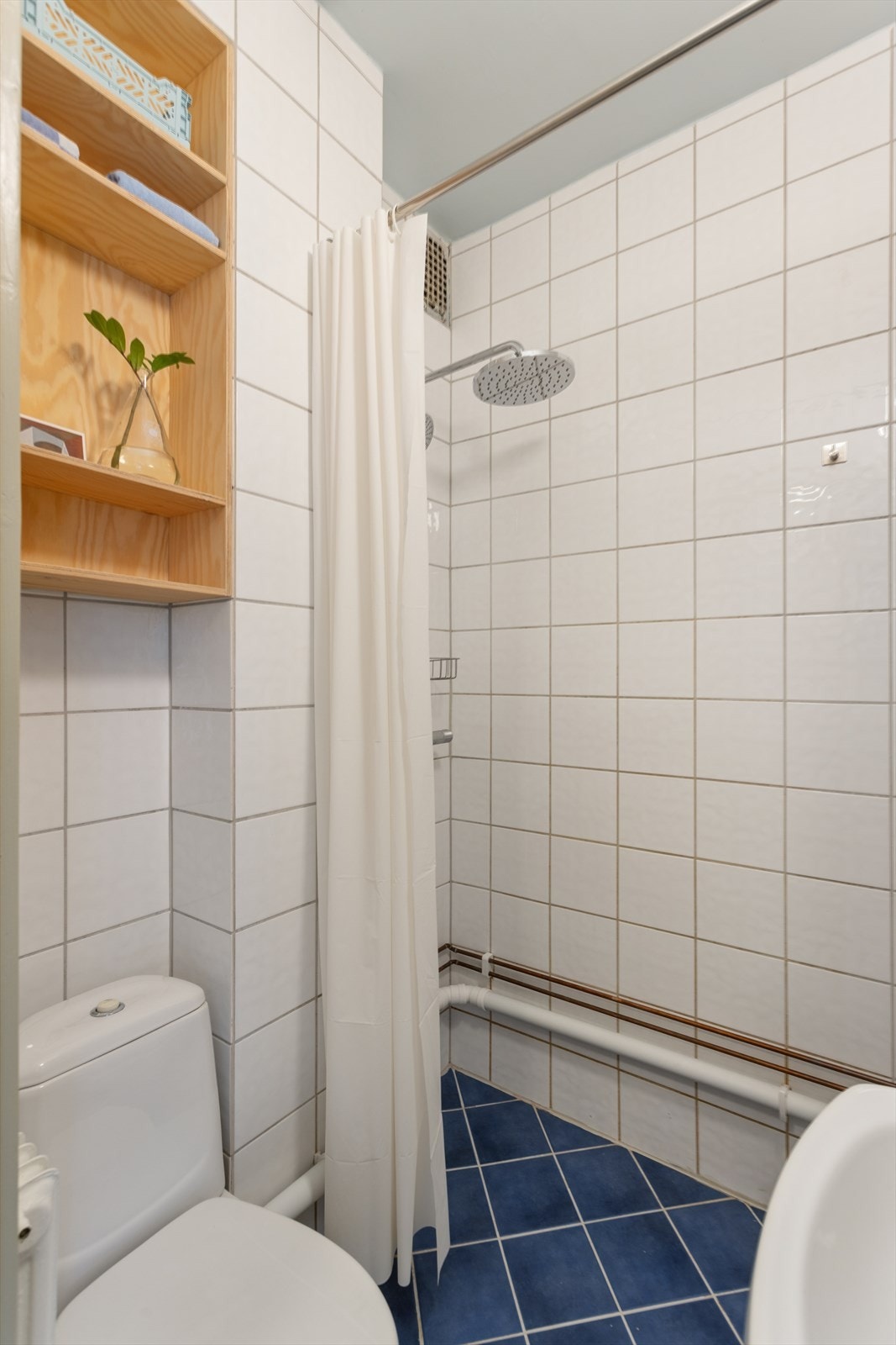 Baderommet er også påkostet med plassbygde hyller og skap i furufinér, for å utnytte lagringsplassen i høyden. Galleribilde