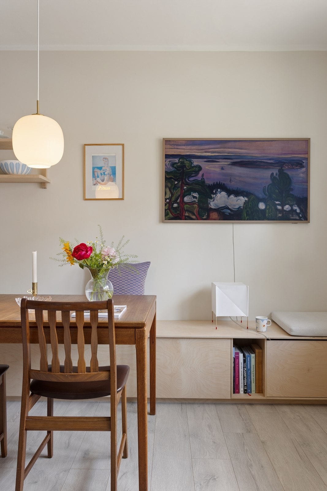 Selger opplyser om at å sitte ved hjørnet av benken ved vinduet er favorittstedet for morgenkaffen på lørdager. Galleribilde