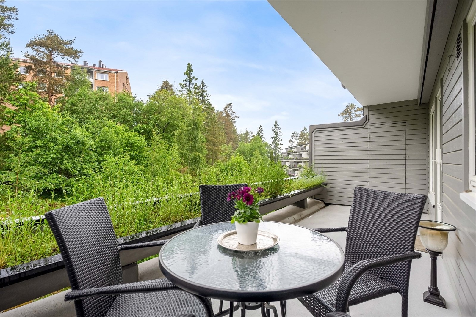 Fra stuen er det en stor terrasse med plass til utemøbler og grill. Galleribilde