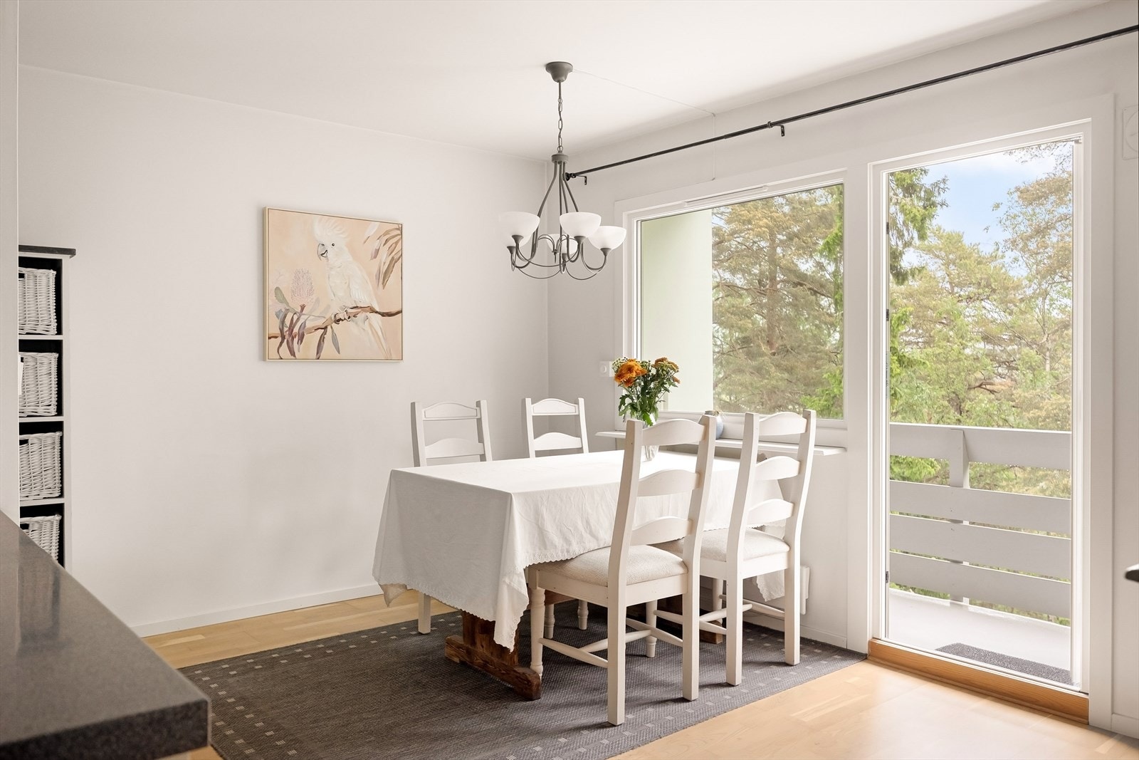Fra spisestuen er det utgang til en østvendt balkong som egner seg godt til morgenkaffen og tidlige soltimer. Galleribilde