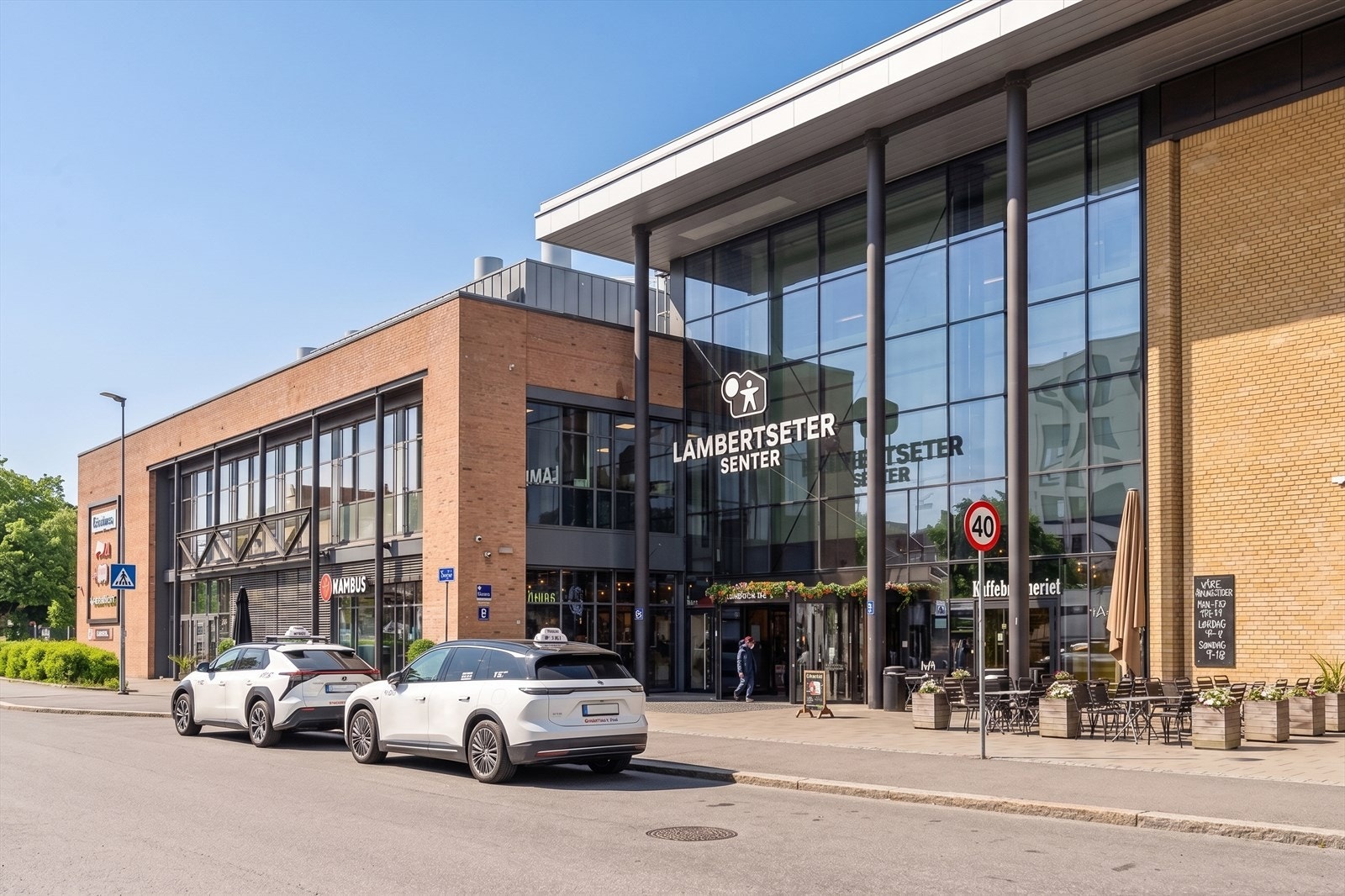 Lambertseter Senter med et bredt utvalg av butikker og servicetilbud er også i nærheten. Galleribilde
