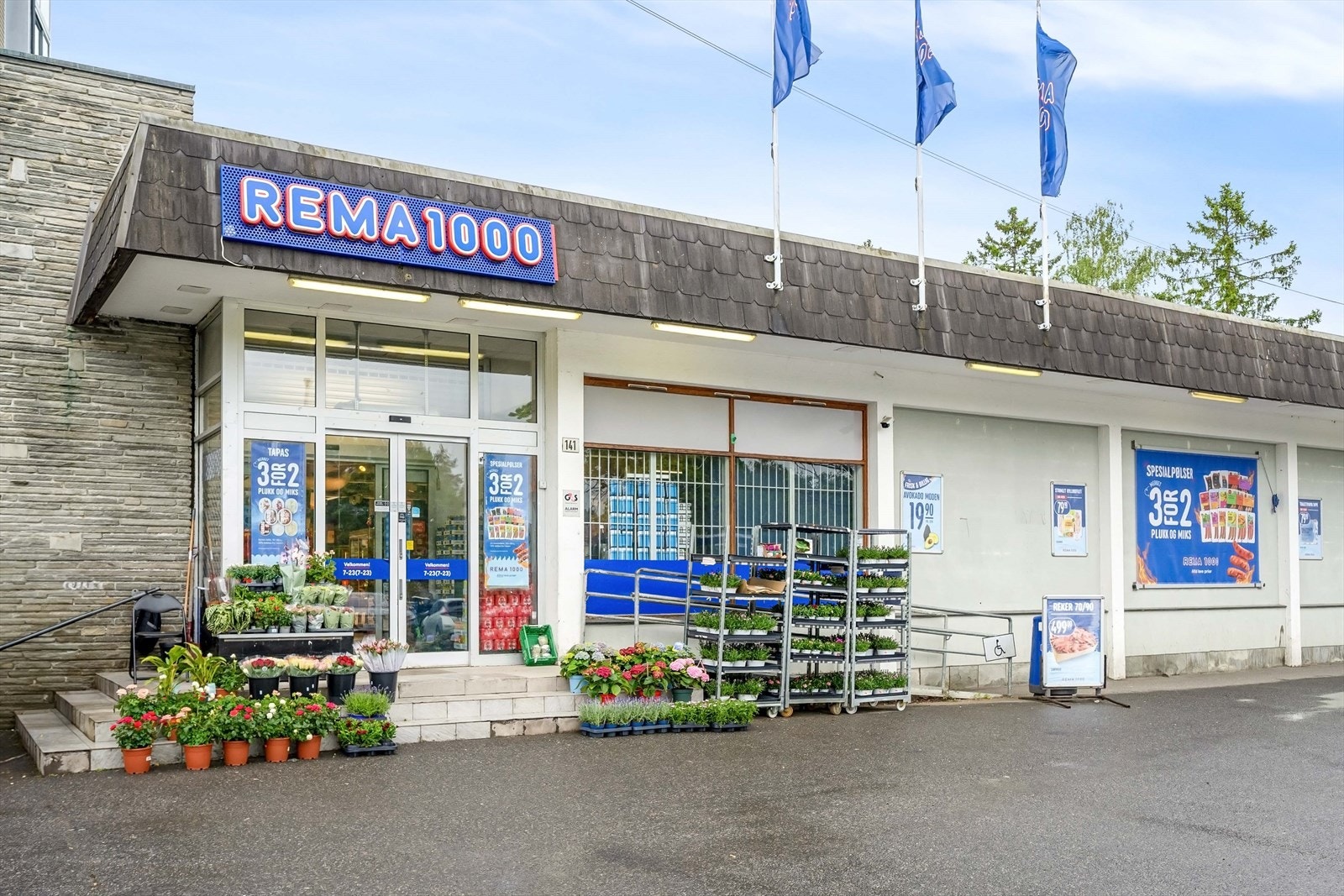 Nærmeste dagligvare er Rema 1000, som ligger en kort spasertur unna. Galleribilde