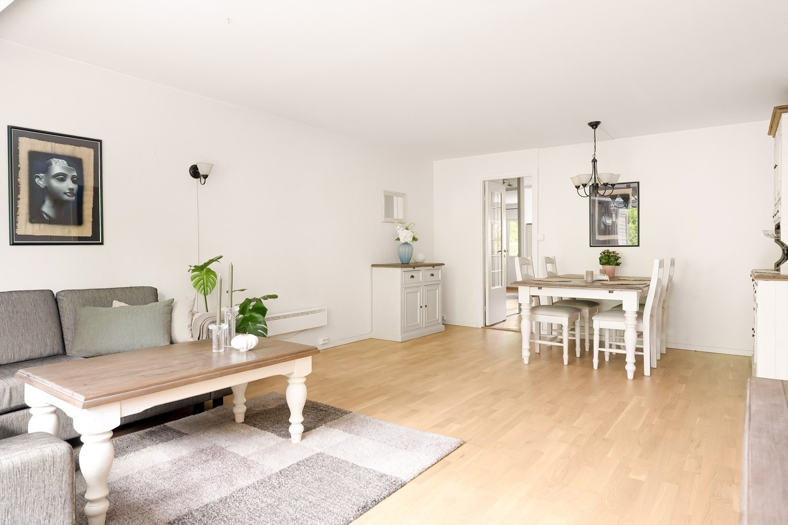 Et romslig oppholdsrom der store vindusflater som ble skiftet i 2015 sørger for rikelig med dagslys. Galleribilde