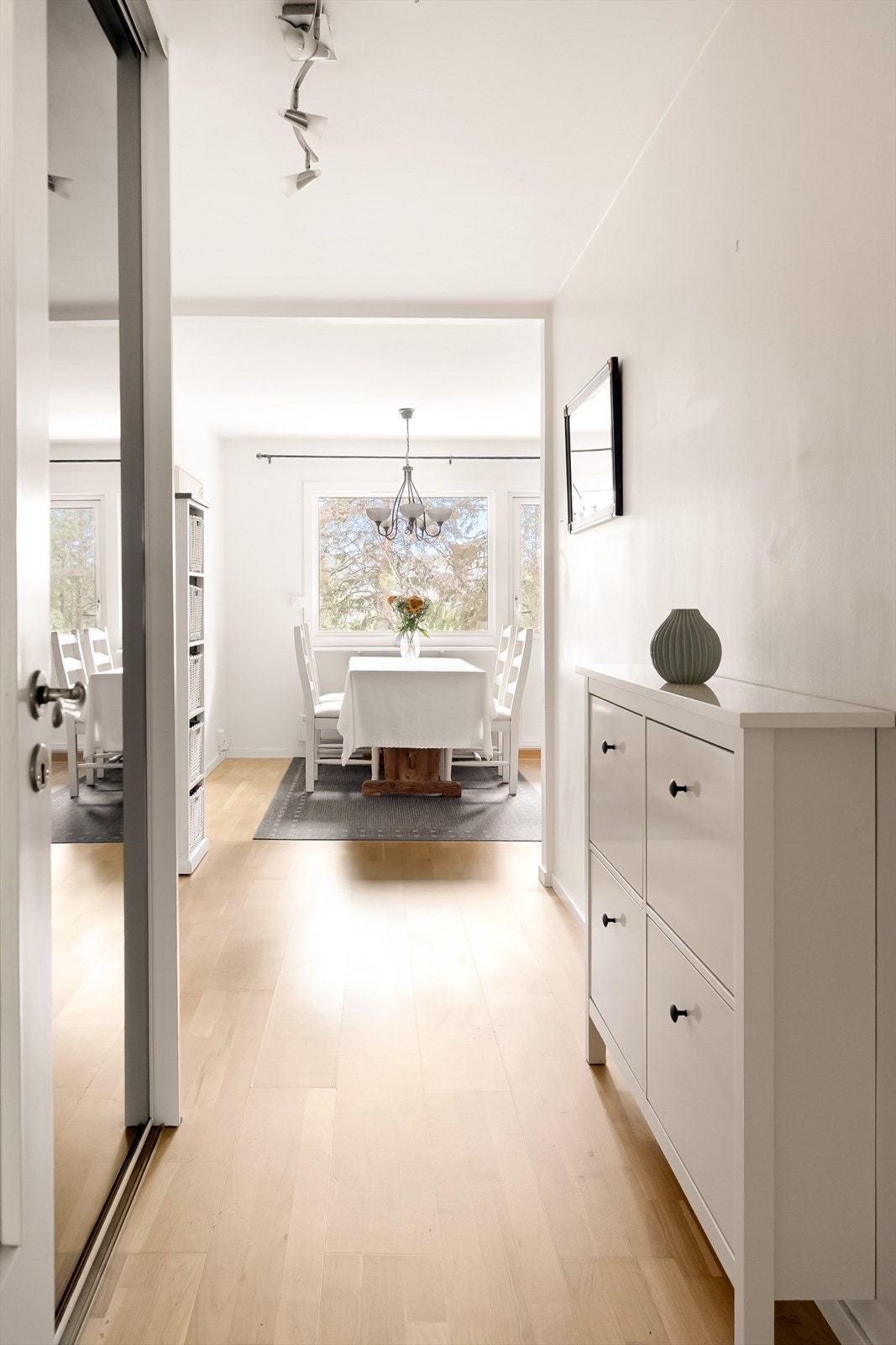 Fra stuen til spisestuen har gangen parkett og lyse overflater, som skaper et helhetlig uttrykk. Galleribilde