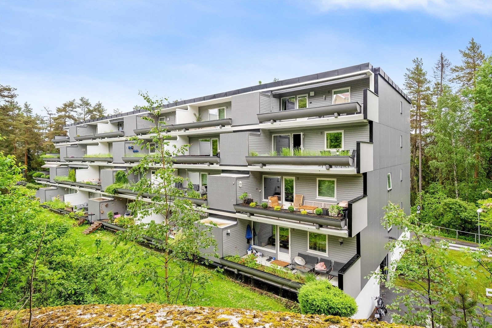 Terrasseblokk oppført i 1982 med fasade bestående av betongkonstruksjoner. Galleribilde