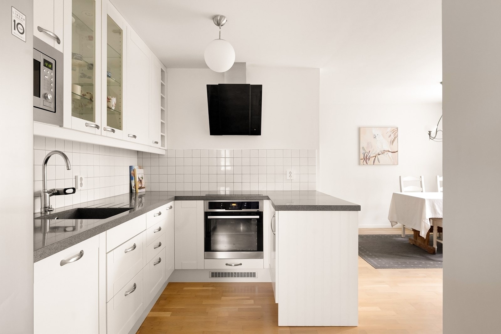 Kjøkkeninnredning fra Epoq (2014) med en solid benkeplate i komposittmateriale. Galleribilde