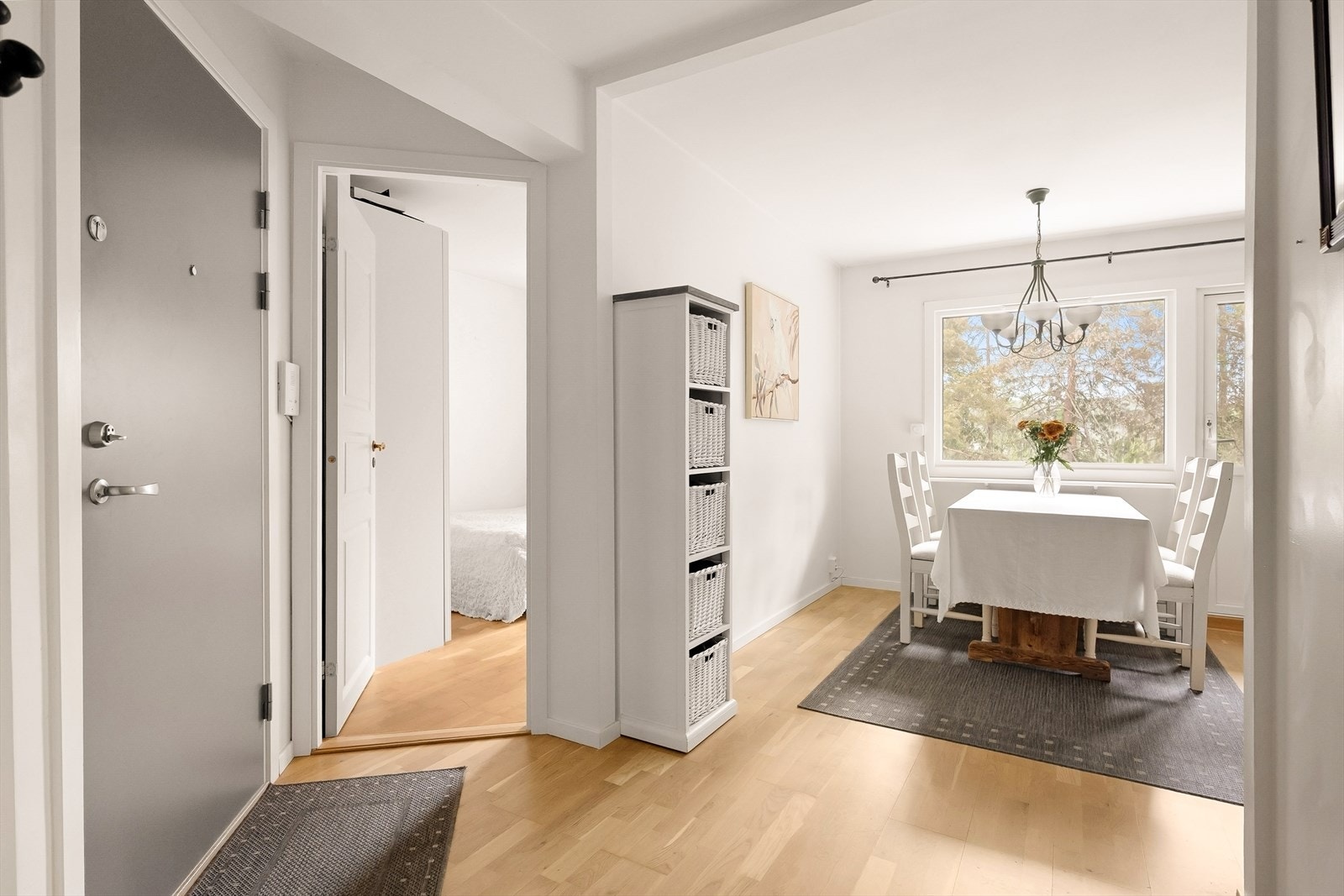 Fra entréen/gangen er det direkte tilgang til ett av soverommene og den åpne spisestue- og kjøkkenløsningen. Galleribilde