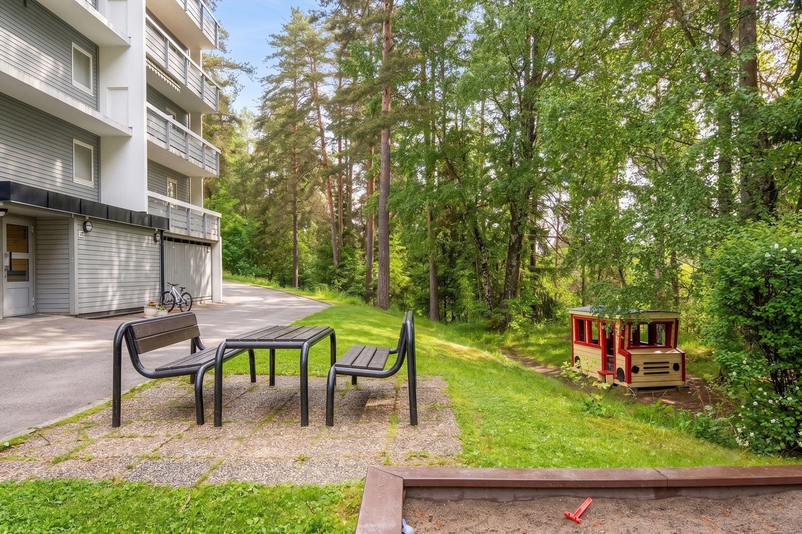 Hyggelige uteplasser og lekeområder for beboerne. Galleribilde