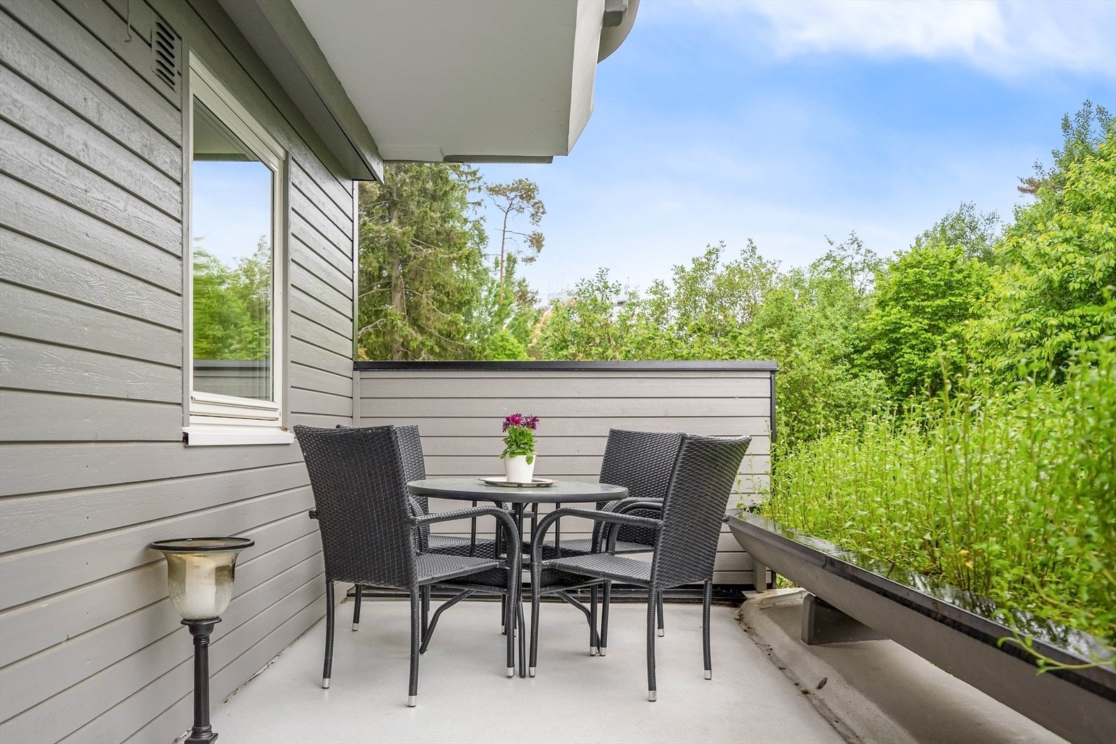 Leiligheten har to uteplasser: En østvendt balkong på 8,7 m² og en vestvendt terrasse på 12,2 m². Galleribilde