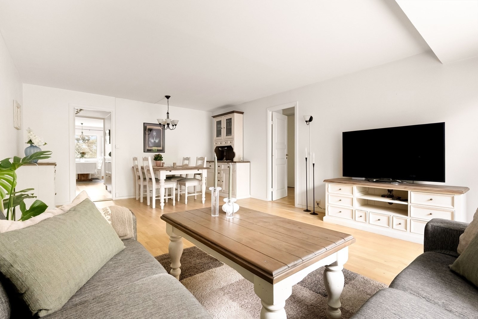 Stuen er romslig med fleksible møbleringsmuligheter. Det er god plass til både sofagruppe, TV-sone og tilhørende møblement. Galleribilde