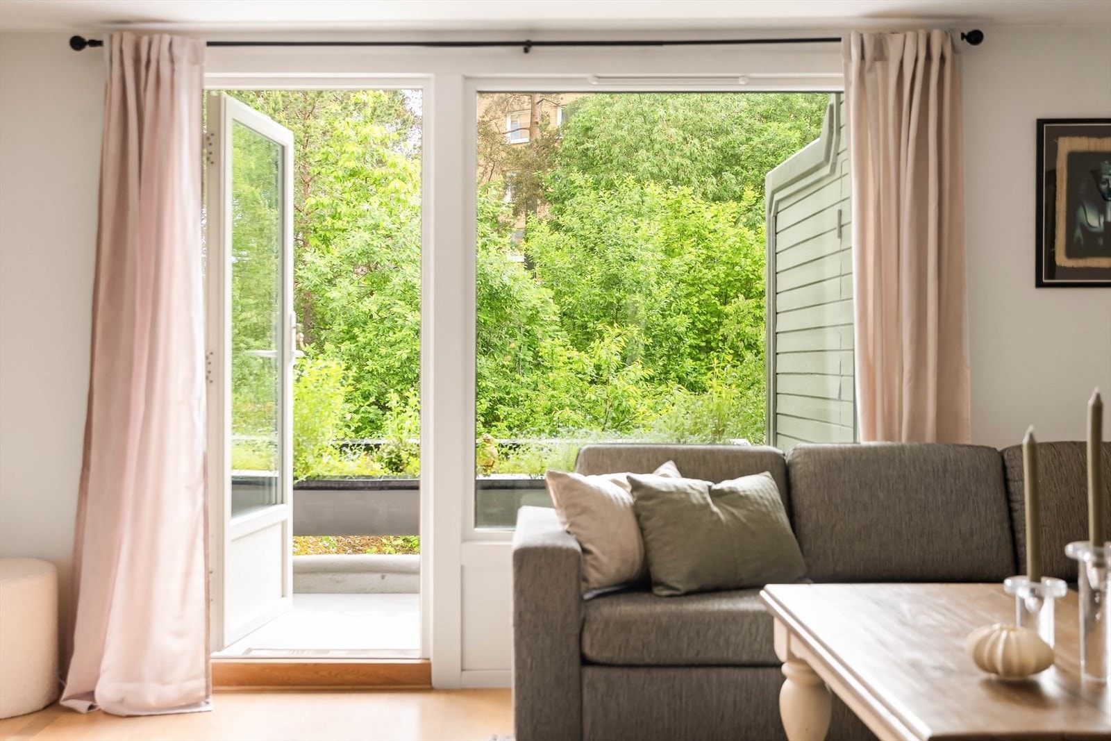 Balkongdør fra 2015 med 3-lags isolerglass fører ut til den vestvendte terrassen. Galleribilde