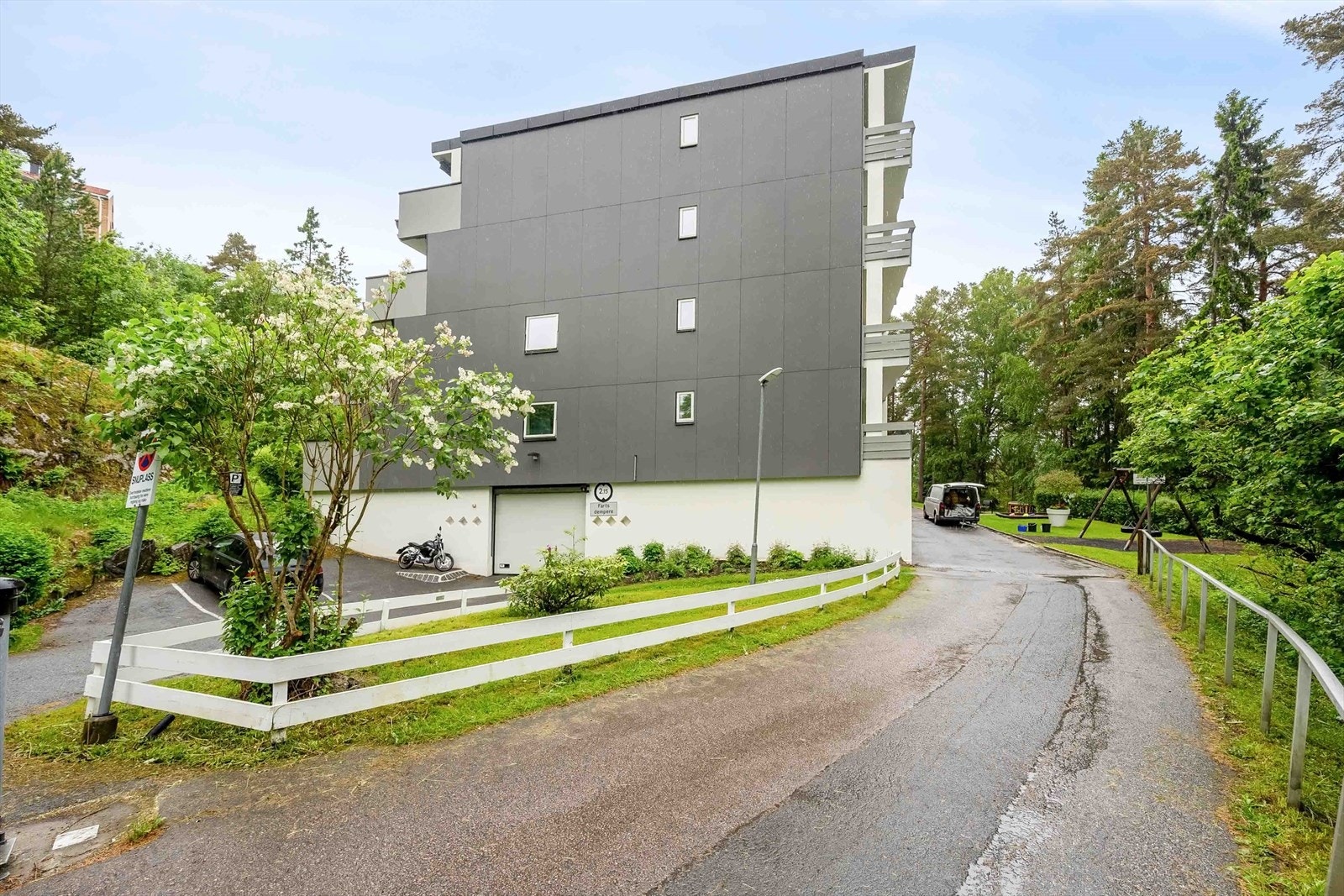 Bygningen har adkomst via interne stikkveier. Galleribilde