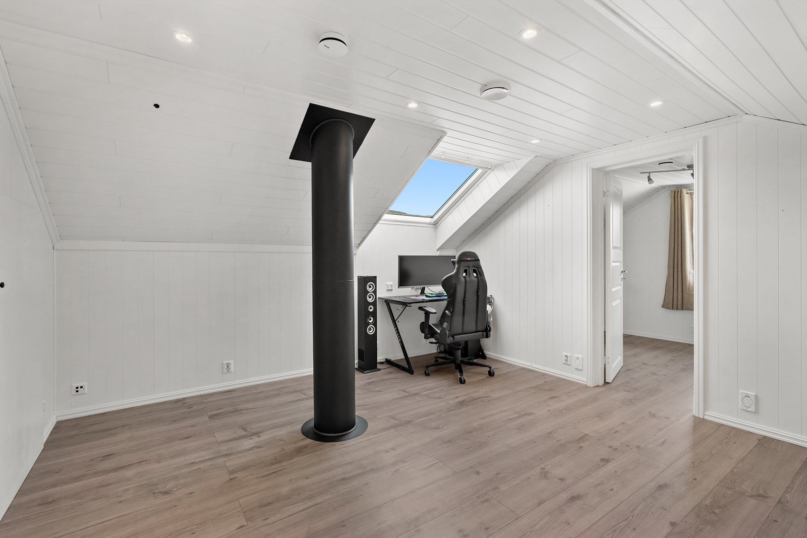 Loftstuen får dagslys fra et takvindu fra Velux og har opplegg for sentralstøvsuger. Galleribilde