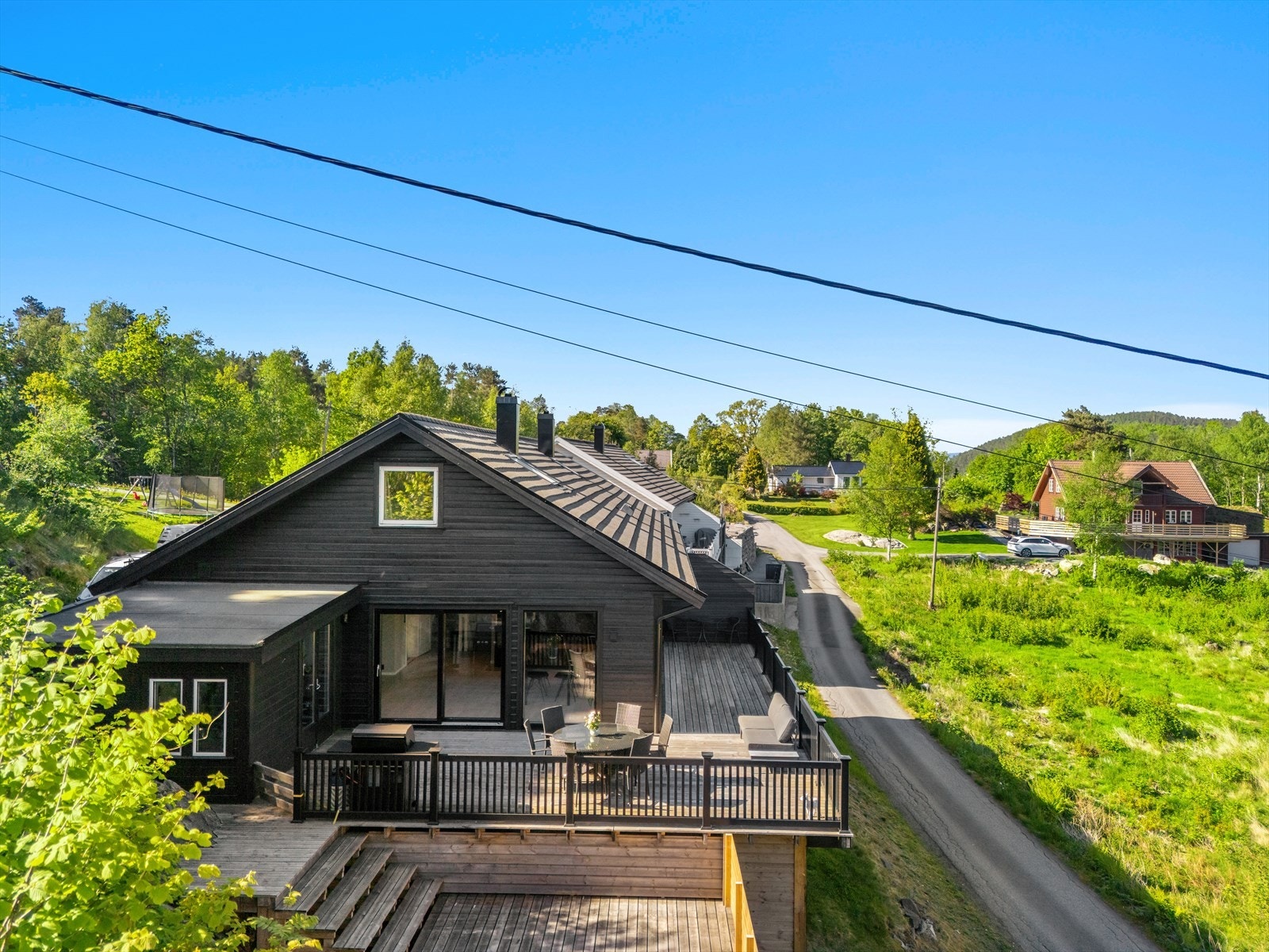 Eiendommen har et samlet terrasseareal på ca. 70 m² og en hagestue, med rikelig plass for uteliv og sosiale soner. (utvidelse av terrasse og hagestue er ikke byggegodkjent) Galleribilde