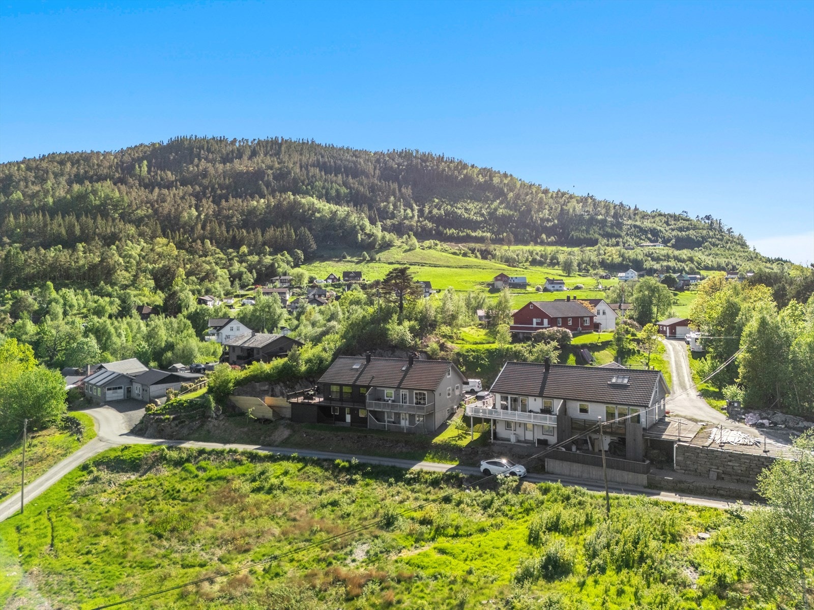 Beliggenheten er sentral med kort avstand til Husnes sentrum, ca. 2 km unna. Galleribilde