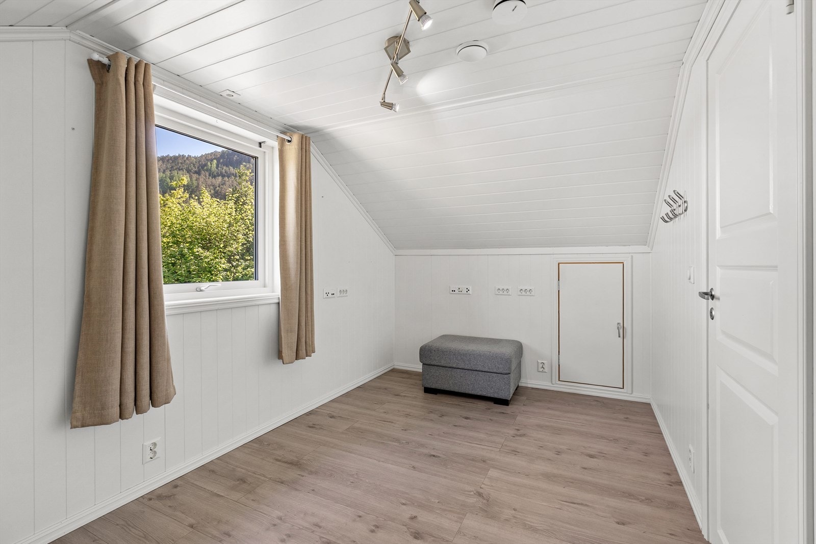 Rom på loftet med laminatgulv og oppbevaring. Galleribilde