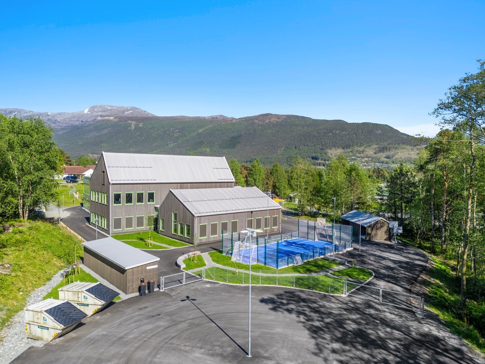 Kvinnherad vidaregåande skule ligger under 1 km fra eiendommen. Galleribilde